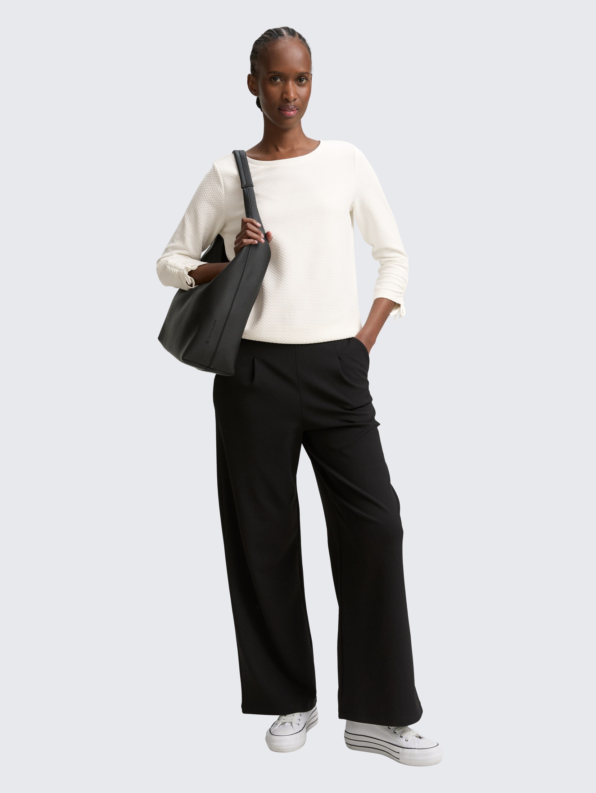 Slim Fit Sweatshirt mit Raffärmeln - off white - Model-Vorderansicht