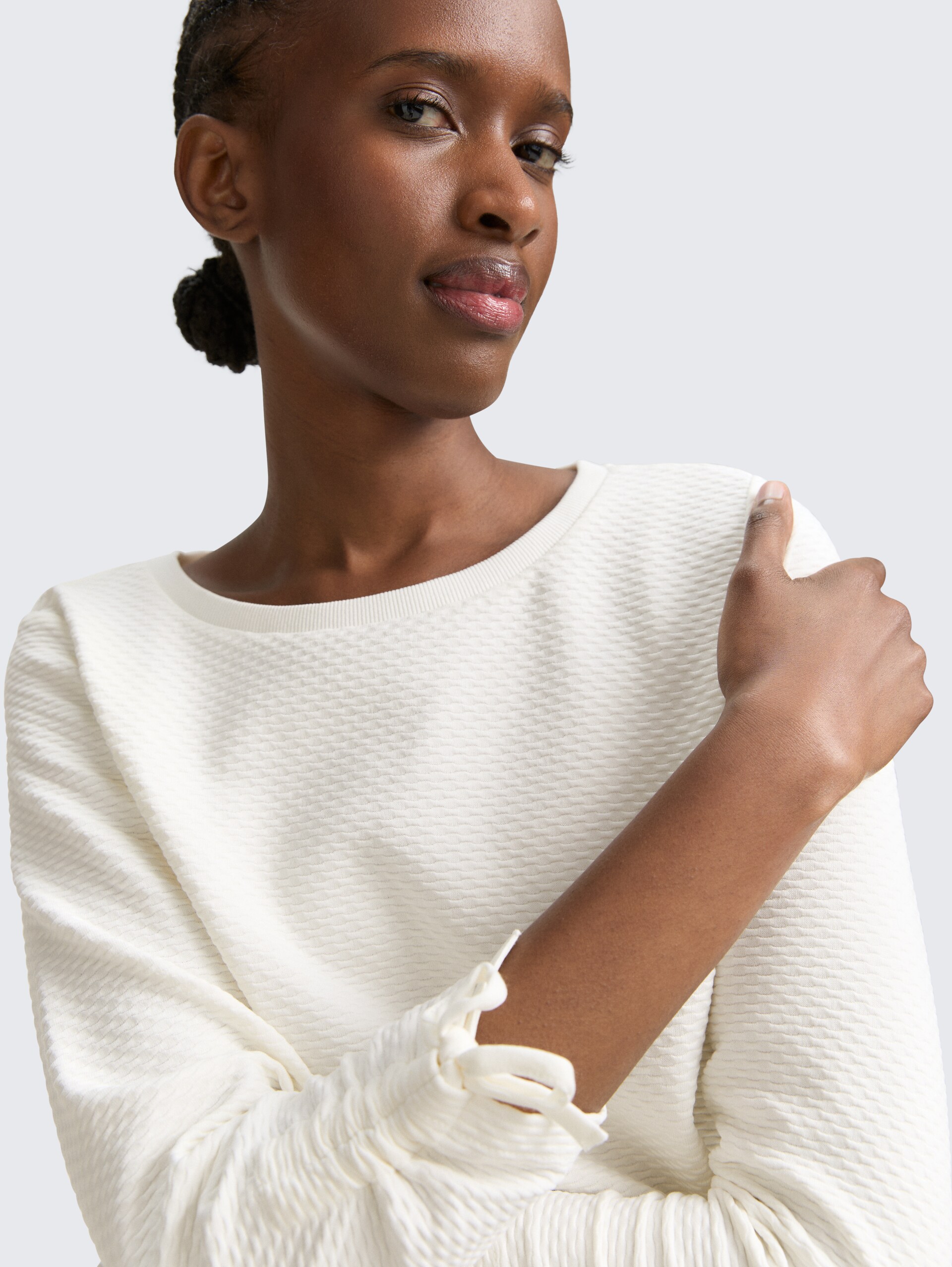 Slim Fit Sweatshirt mit Raffärmeln - off white - Detail-Model-Ansicht