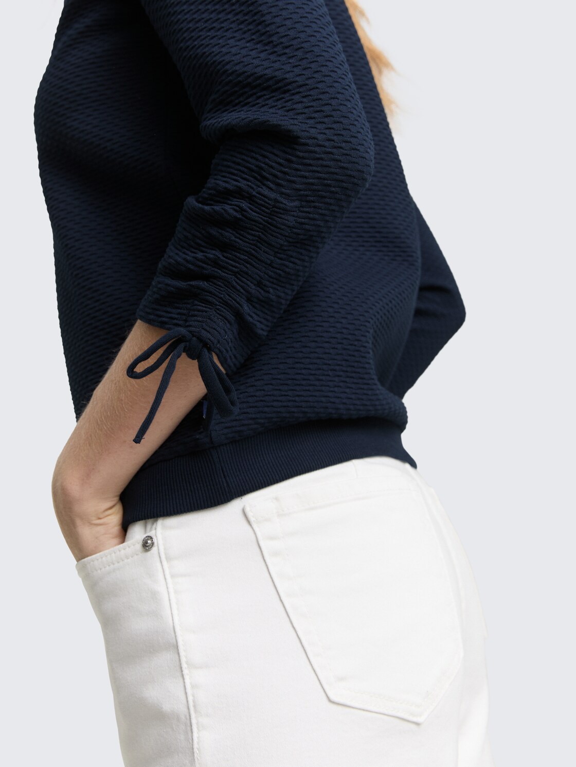 Slim Fit Sweatshirt mit Raffärmeln - sky captain blue - Detail-Model-Ansicht