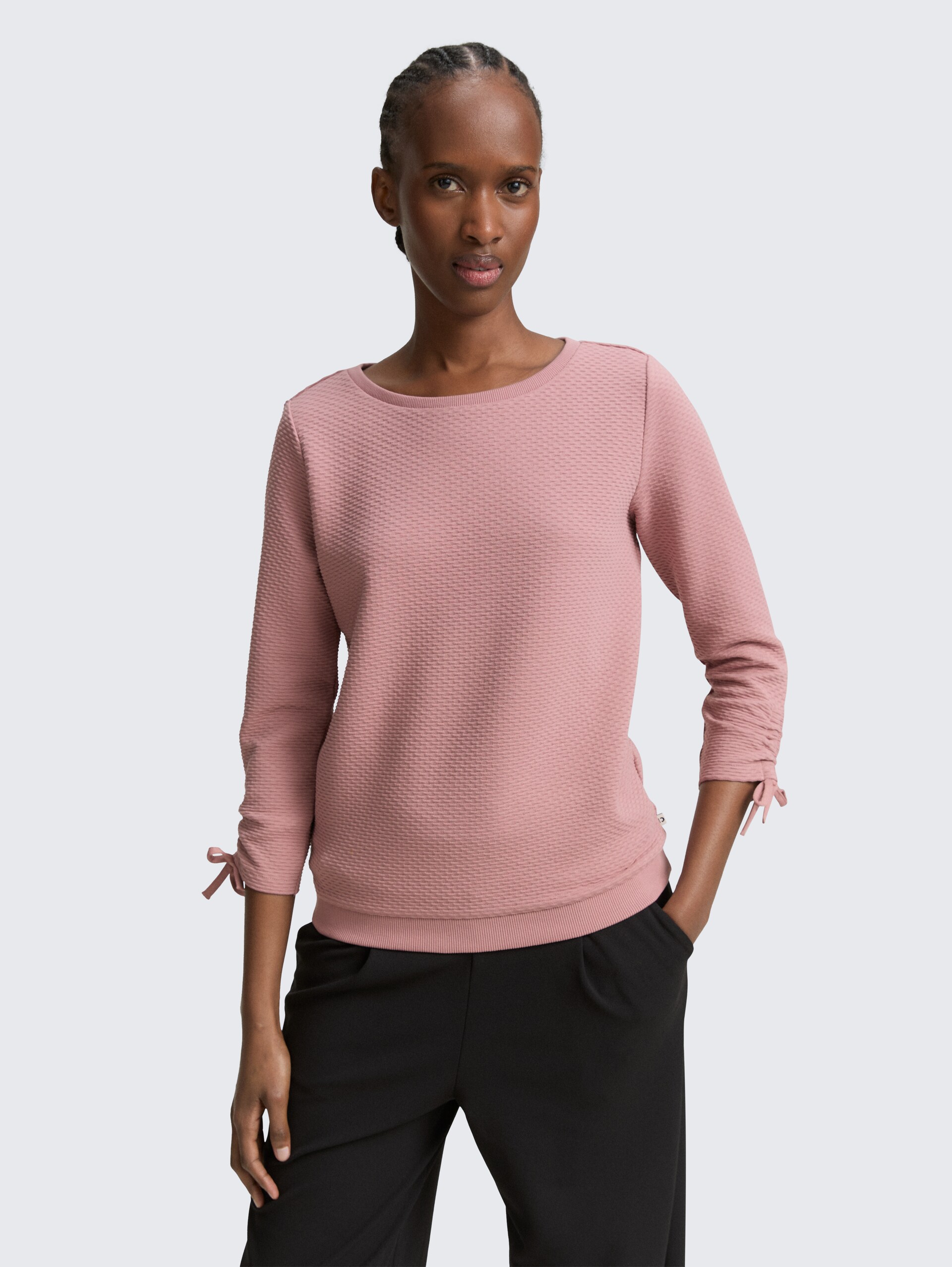 Slim Fit Sweatshirt mit Raffärmeln - Antique Rose - Ausschnitt Model-Vorderansicht