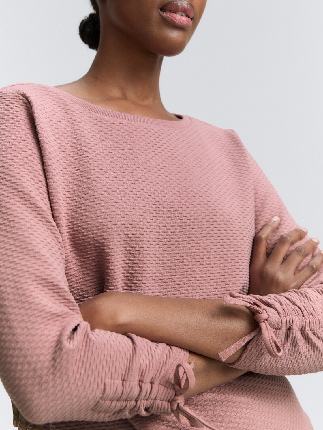 Slim Fit Sweatshirt mit Raffärmeln - Antique Rose - Detail-Model-Ansicht