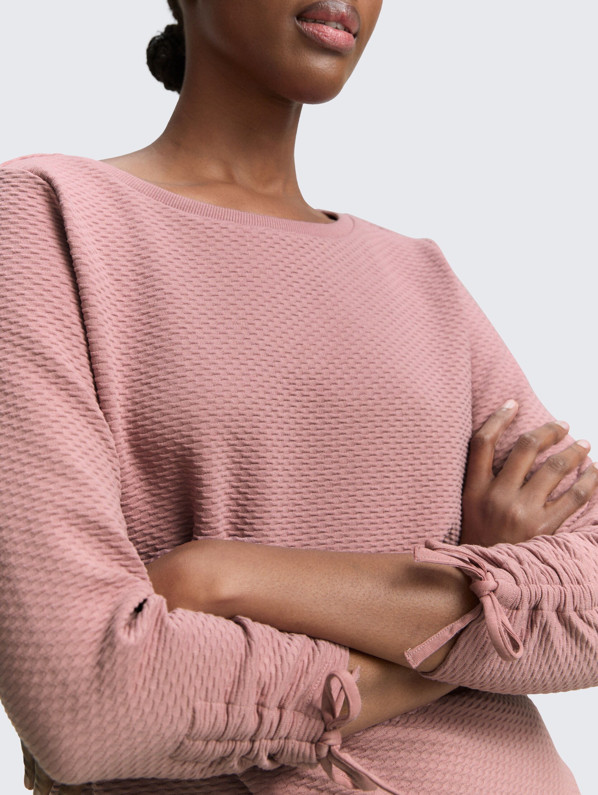 Slim Fit Sweatshirt mit Raffärmeln - Antique Rose - Detail-Model-Ansicht