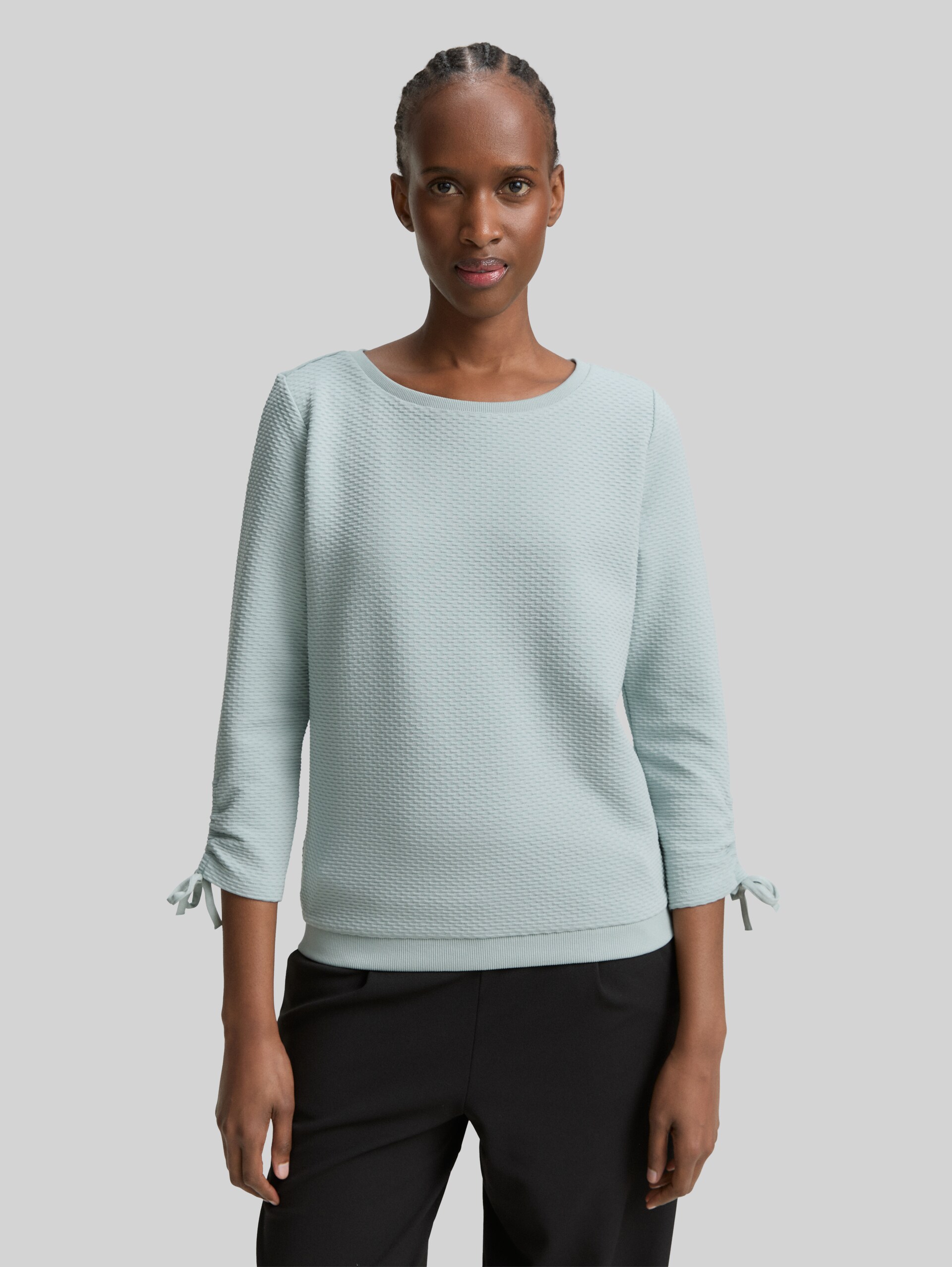 Slim Fit Sweatshirt mit Raffärmeln - Silver Cloud Blue - Ausschnitt Model-Vorderansicht