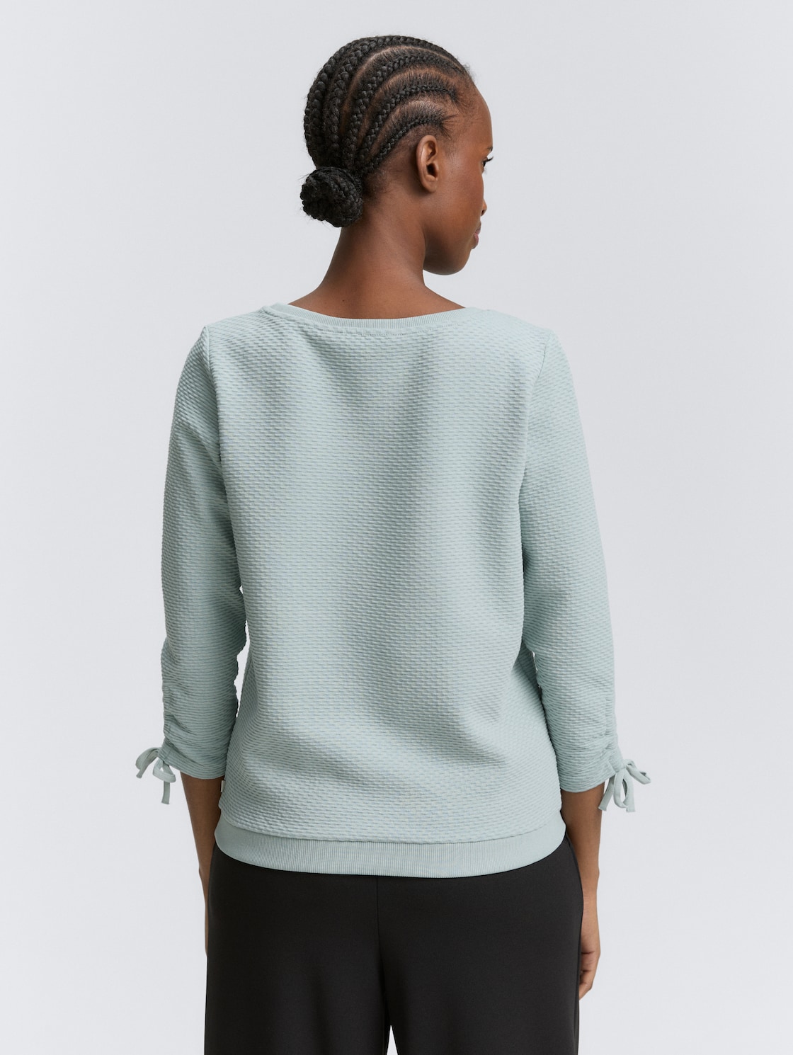 Slim Fit Sweatshirt mit Raffärmeln - Silver Cloud Blue - Auschnitt Model-Rückansicht