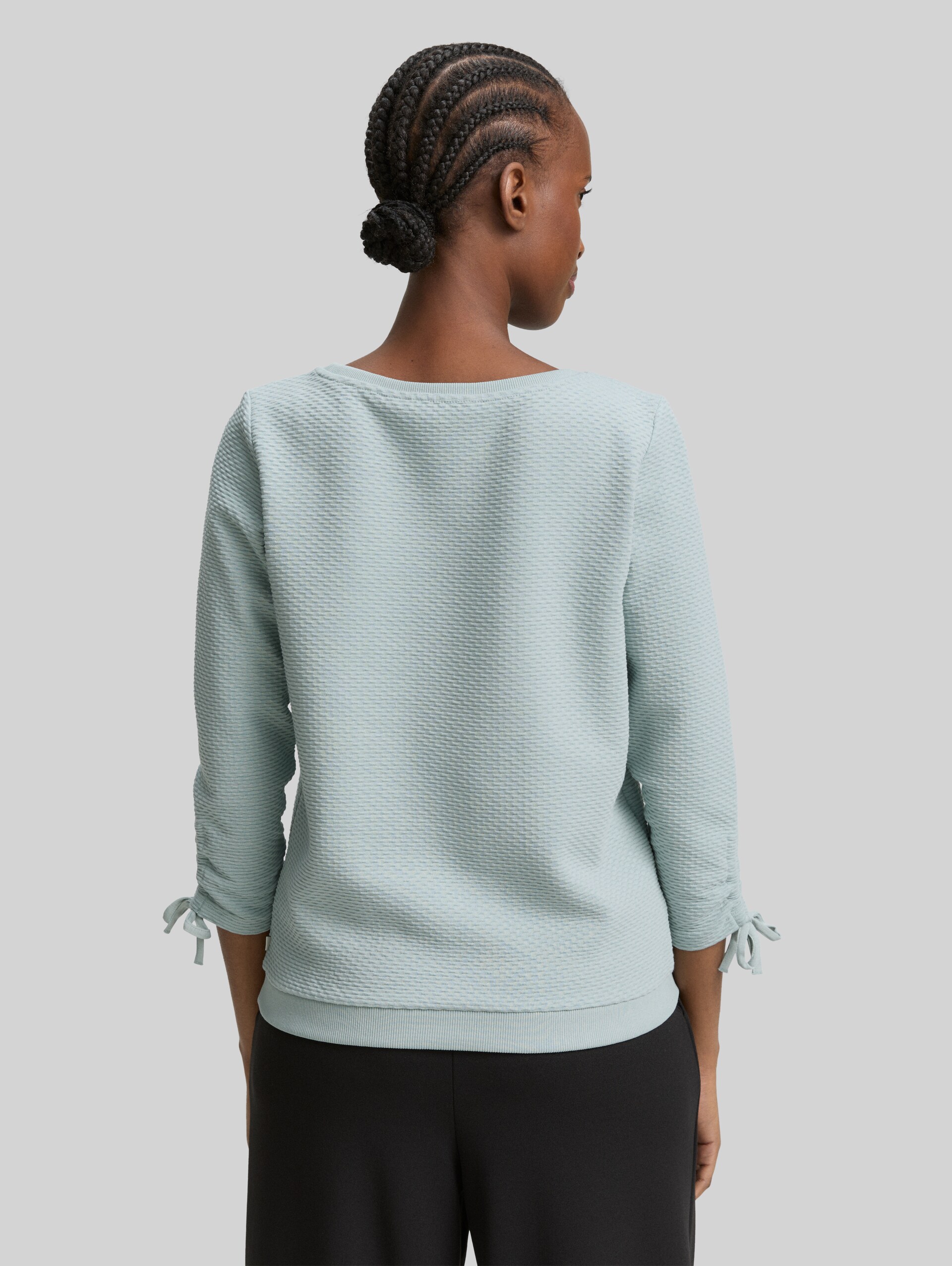 Slim Fit Sweatshirt mit Raffärmeln - Silver Cloud Blue - Auschnitt Model-Rückansicht
