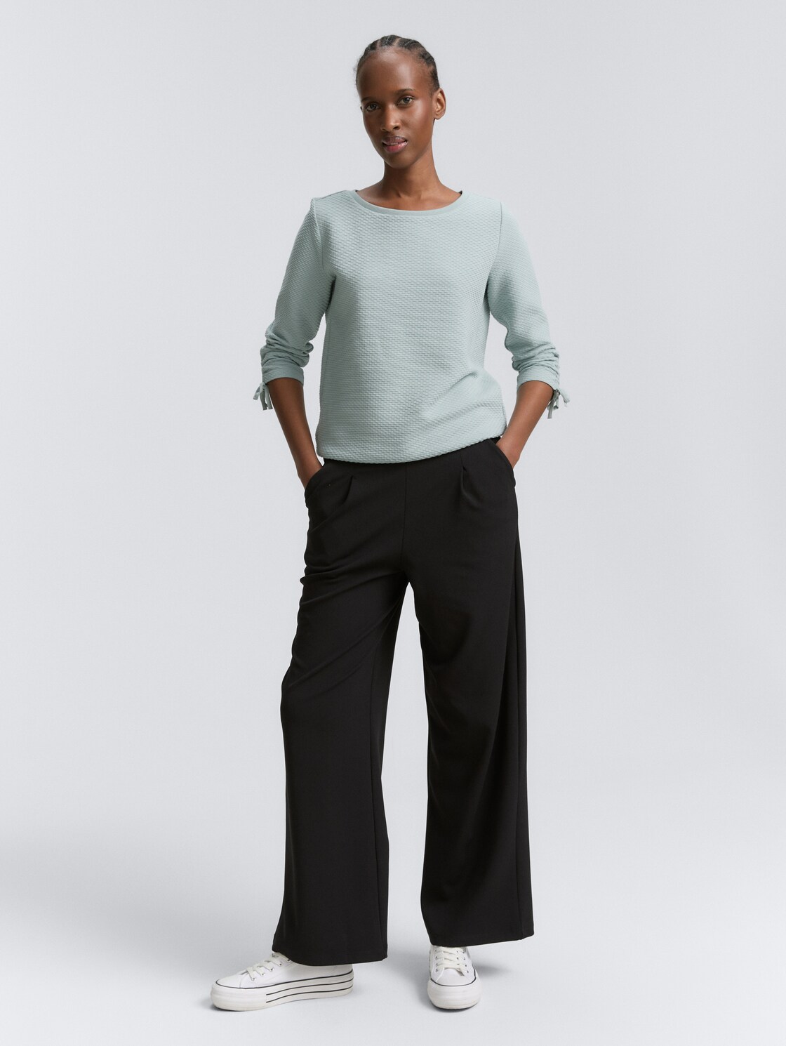 Slim Fit Sweatshirt mit Raffärmeln - Silver Cloud Blue - Model-Vorderansicht