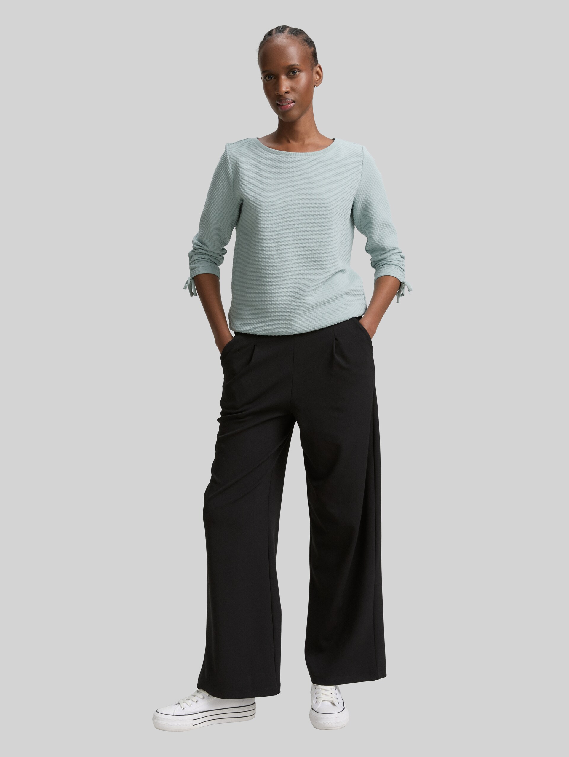 Slim Fit Sweatshirt mit Raffärmeln - Silver Cloud Blue - Model-Vorderansicht