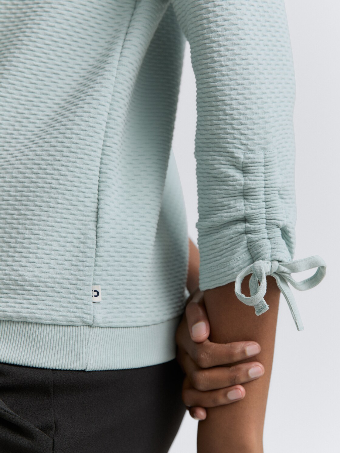 Slim Fit Sweatshirt mit Raffärmeln - Silver Cloud Blue - Detail-Model-Ansicht