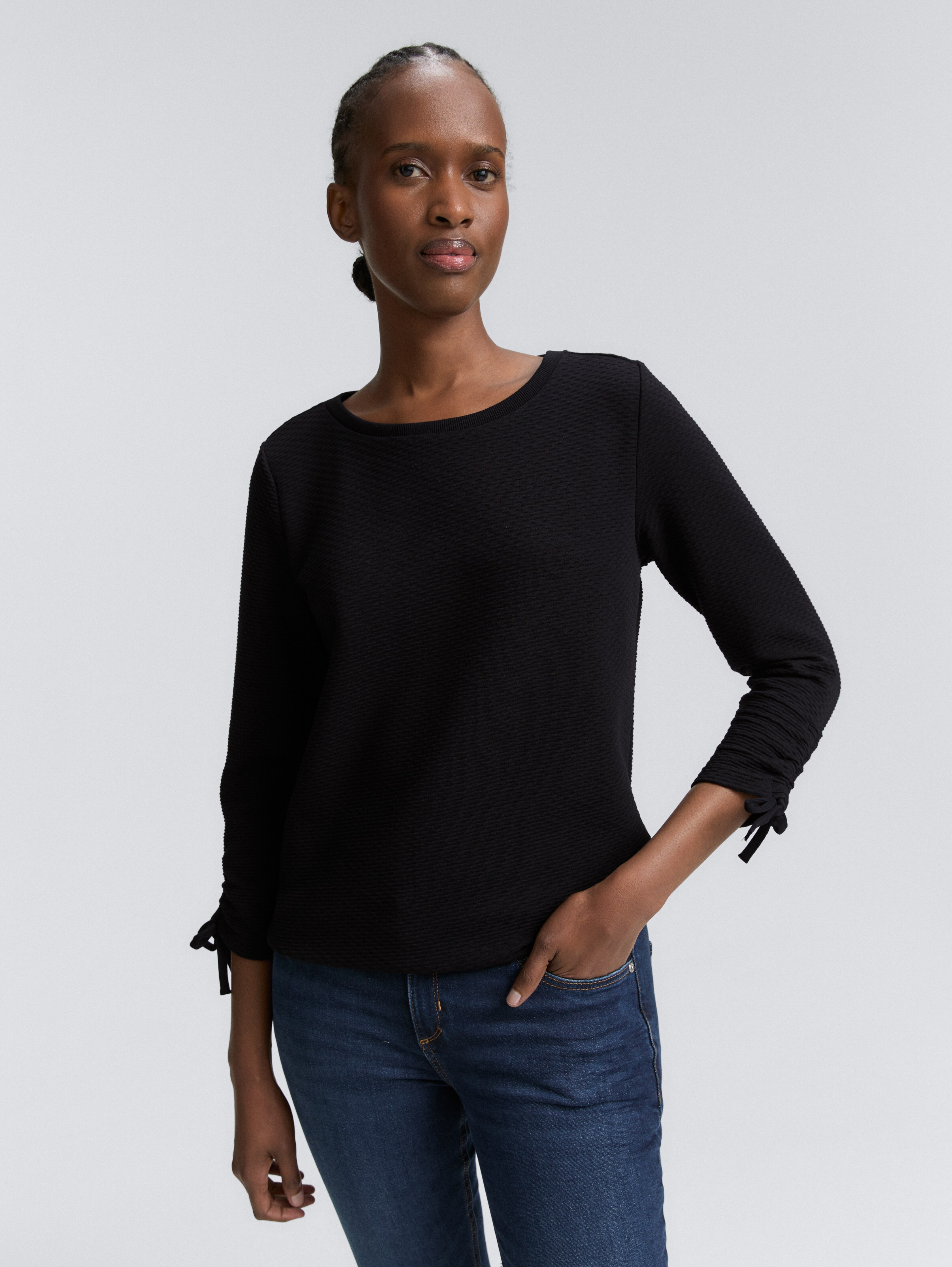 Slim Fit Sweatshirt mit Raffärmeln von Denim Female, deep black