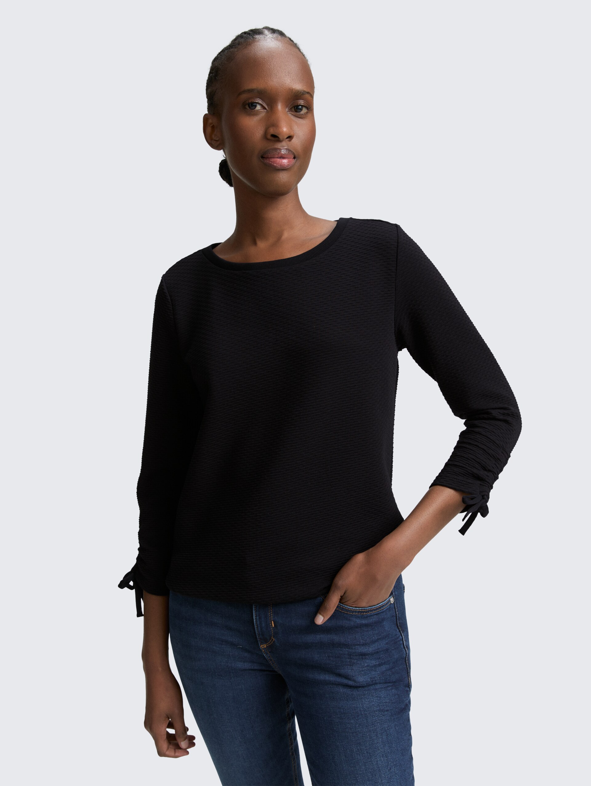 Slim Fit Sweatshirt mit Raffärmeln - deep black - Ausschnitt Model-Vorderansicht