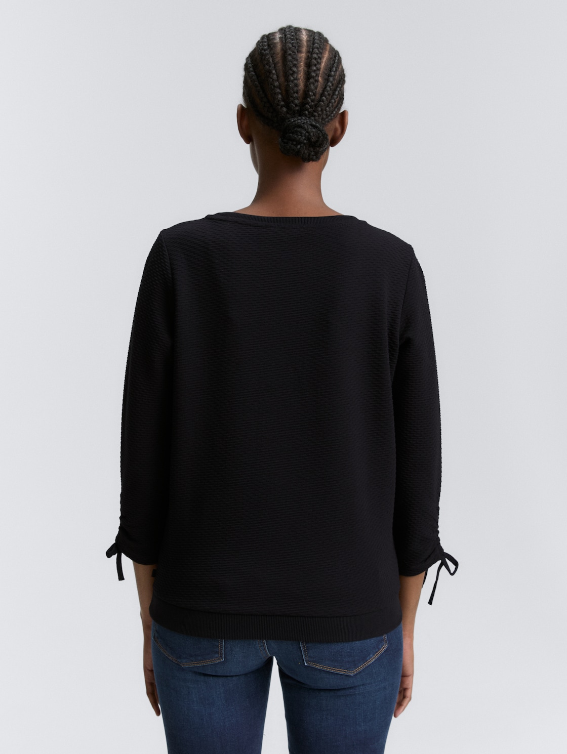Slim-fit sweatshirt with gathered sleeves - deep black - Neckline model-back view