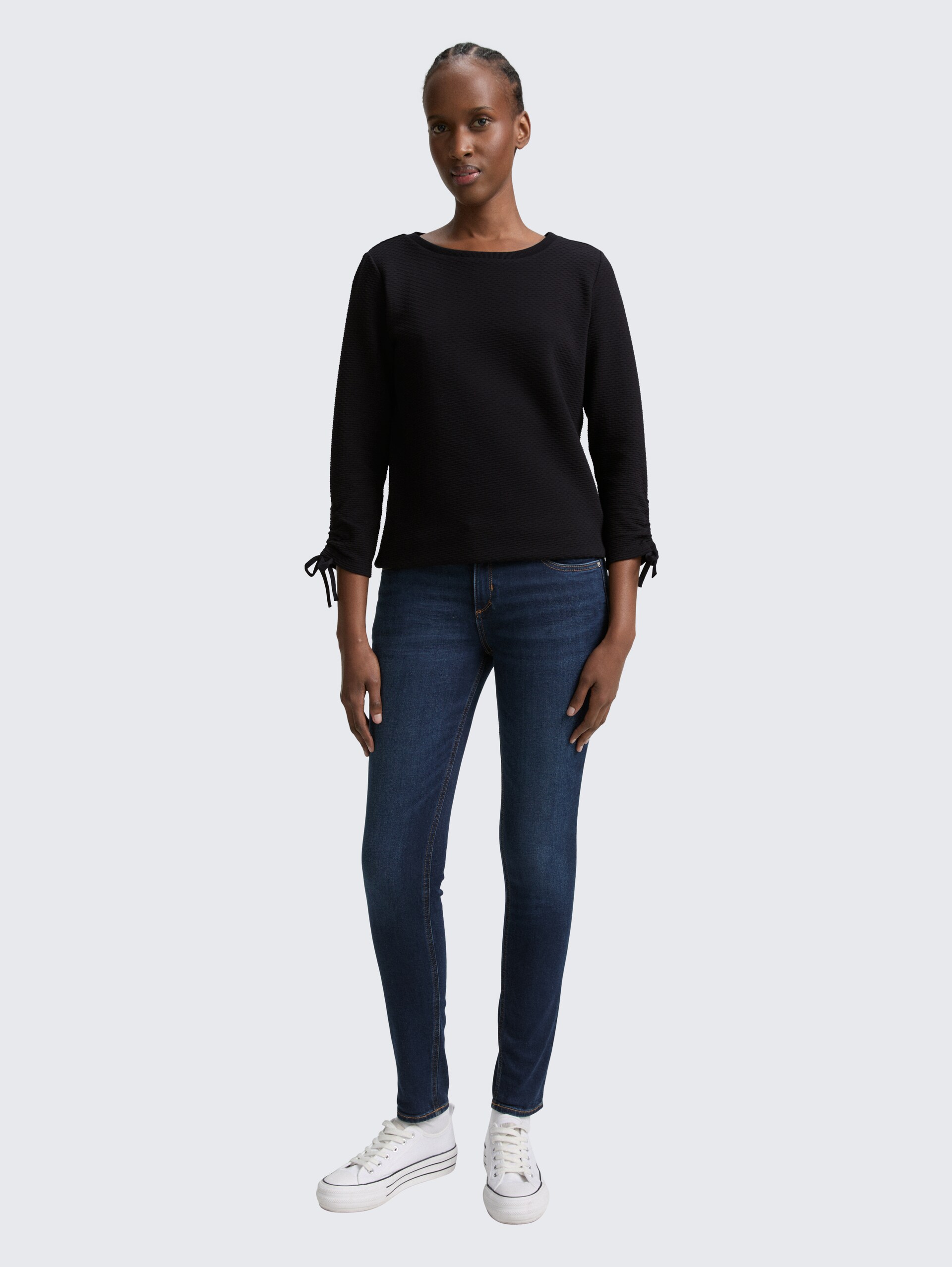 Slim Fit Sweatshirt mit Raffärmeln - deep black - Model-Vorderansicht