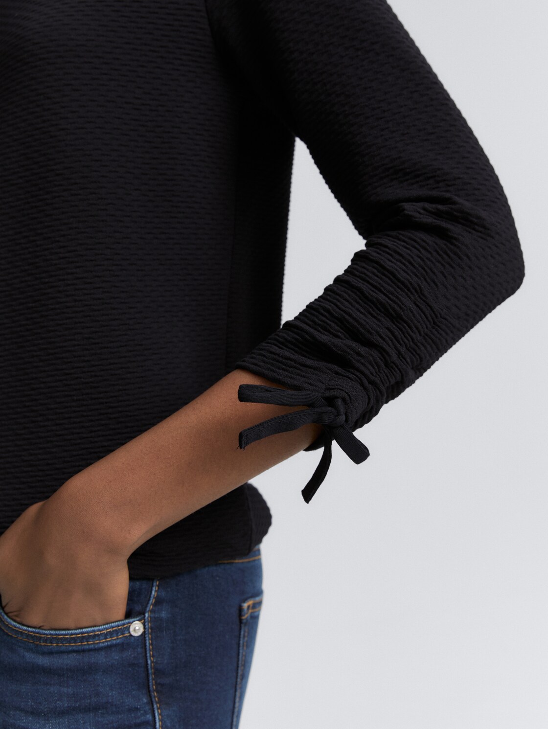 Slim-fit sweatshirt with gathered sleeves - deep black - Detail model view