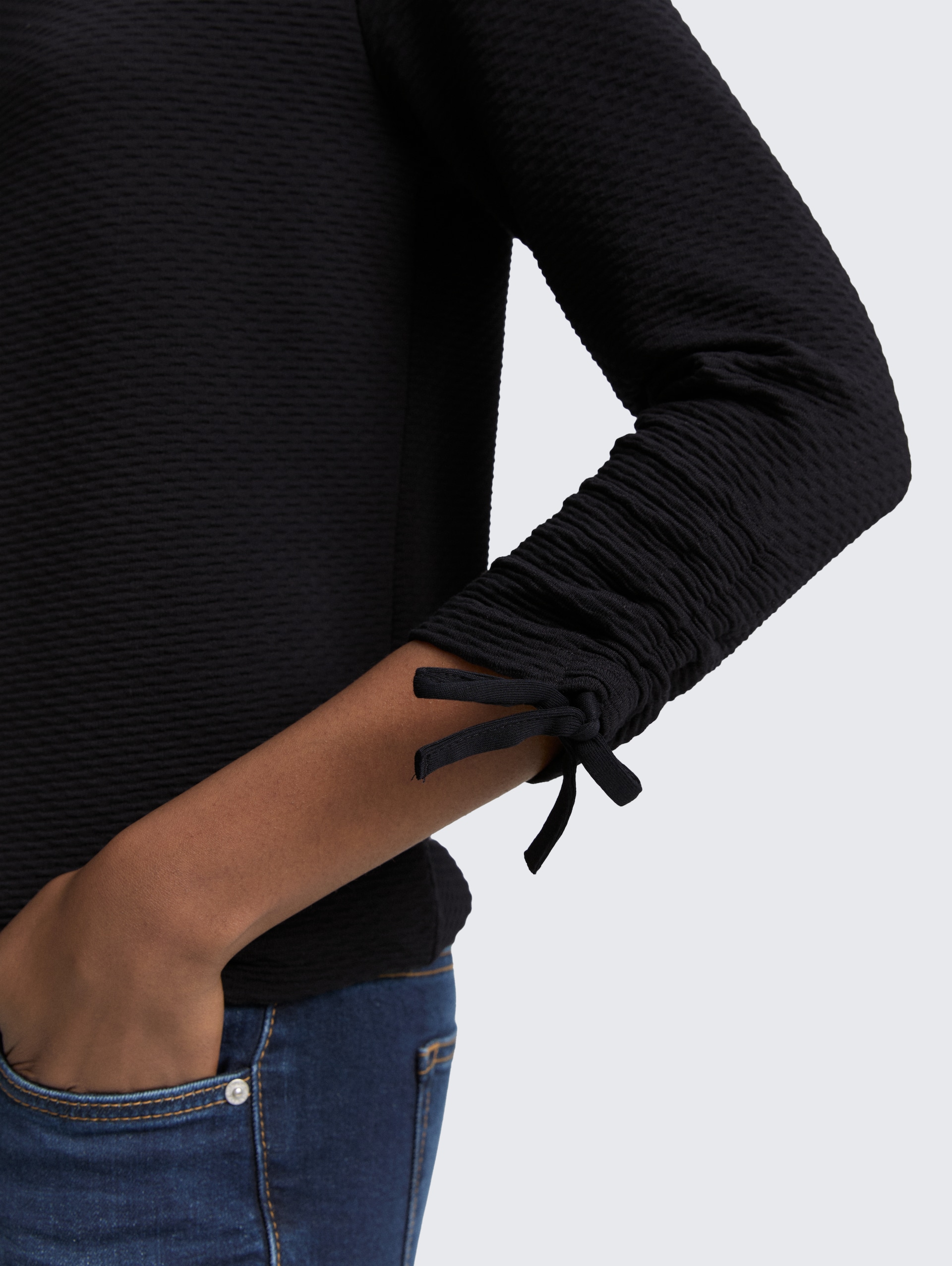 Slim Fit Sweatshirt mit Raffärmeln - deep black - Detail-Model-Ansicht