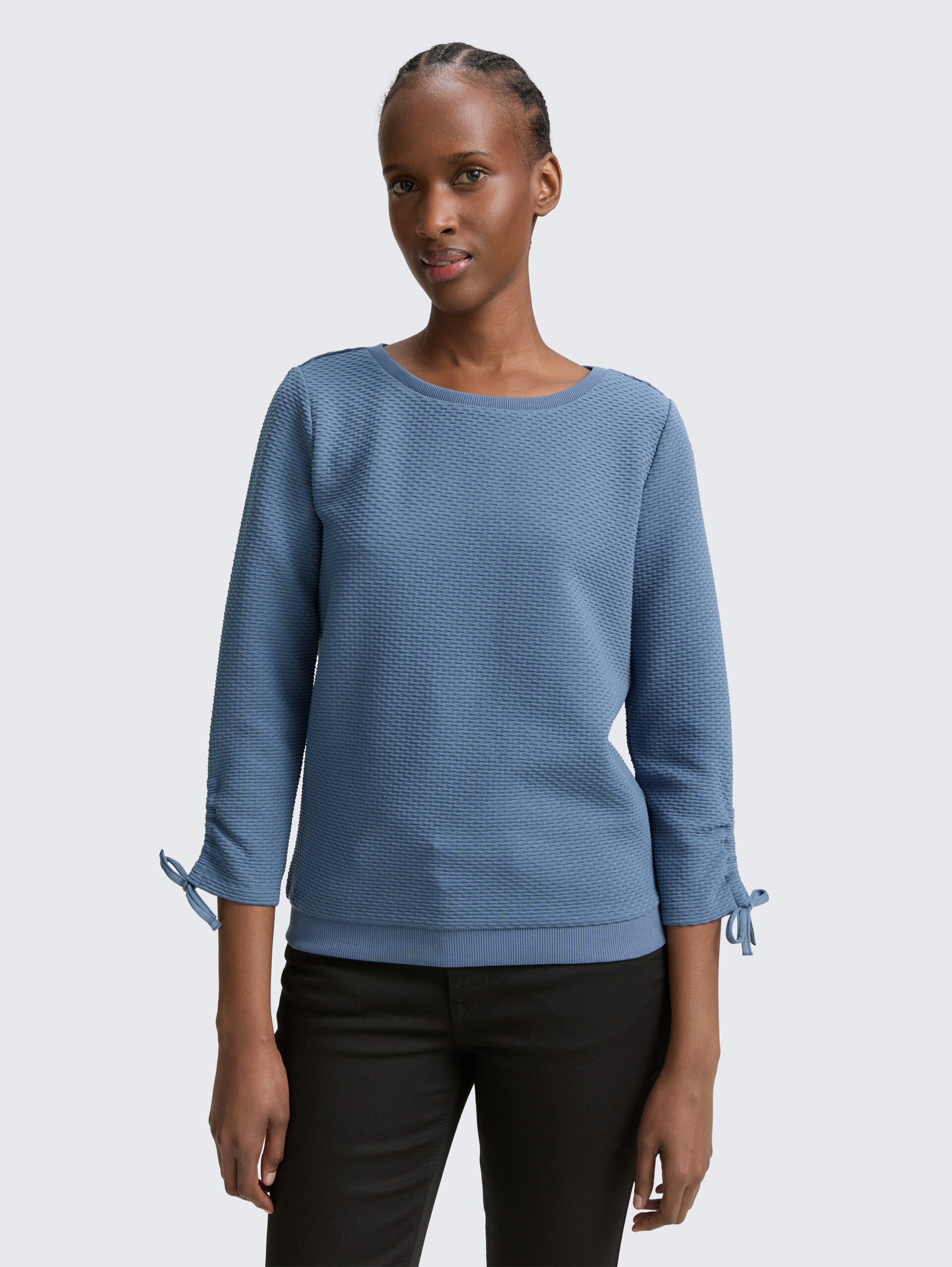 Slim Fit Sweatshirt mit Raffärmeln - dusty denim blue - Ausschnitt Model-Vorderansicht