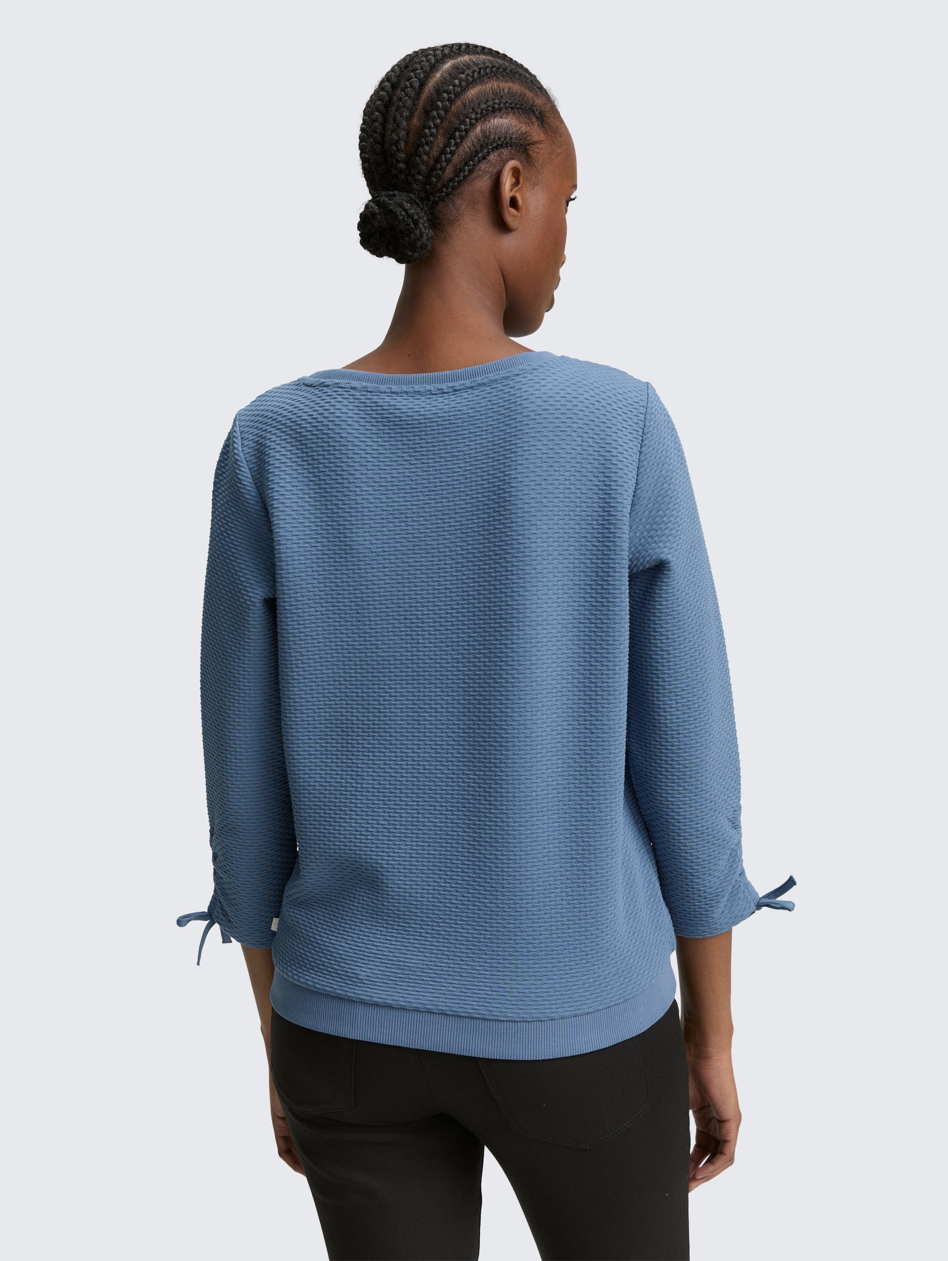 Slim Fit Sweatshirt mit Raffärmeln - dusty denim blue - Auschnitt Model-Rückansicht