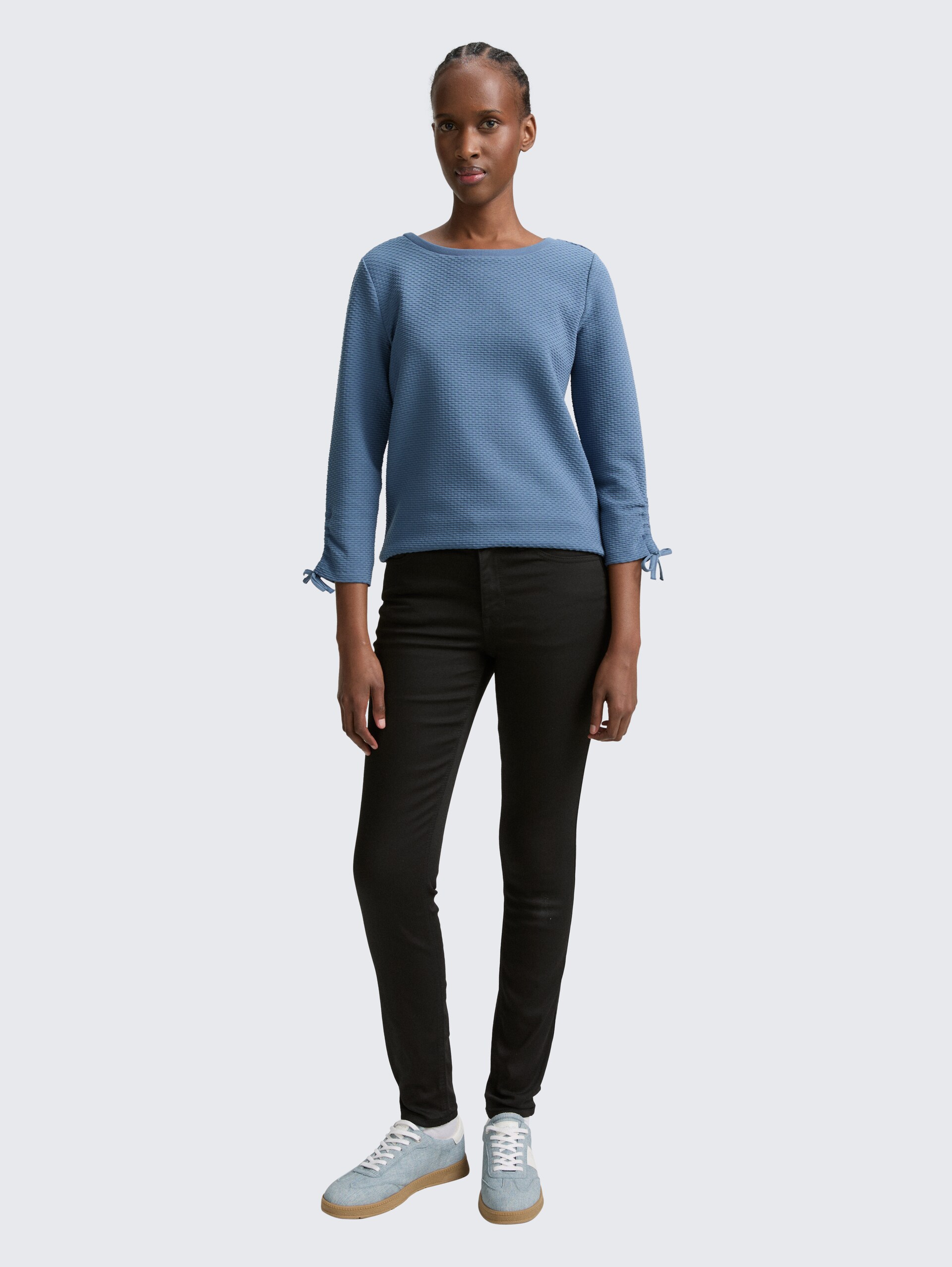 Slim Fit Sweatshirt mit Raffärmeln - dusty denim blue - Model-Vorderansicht