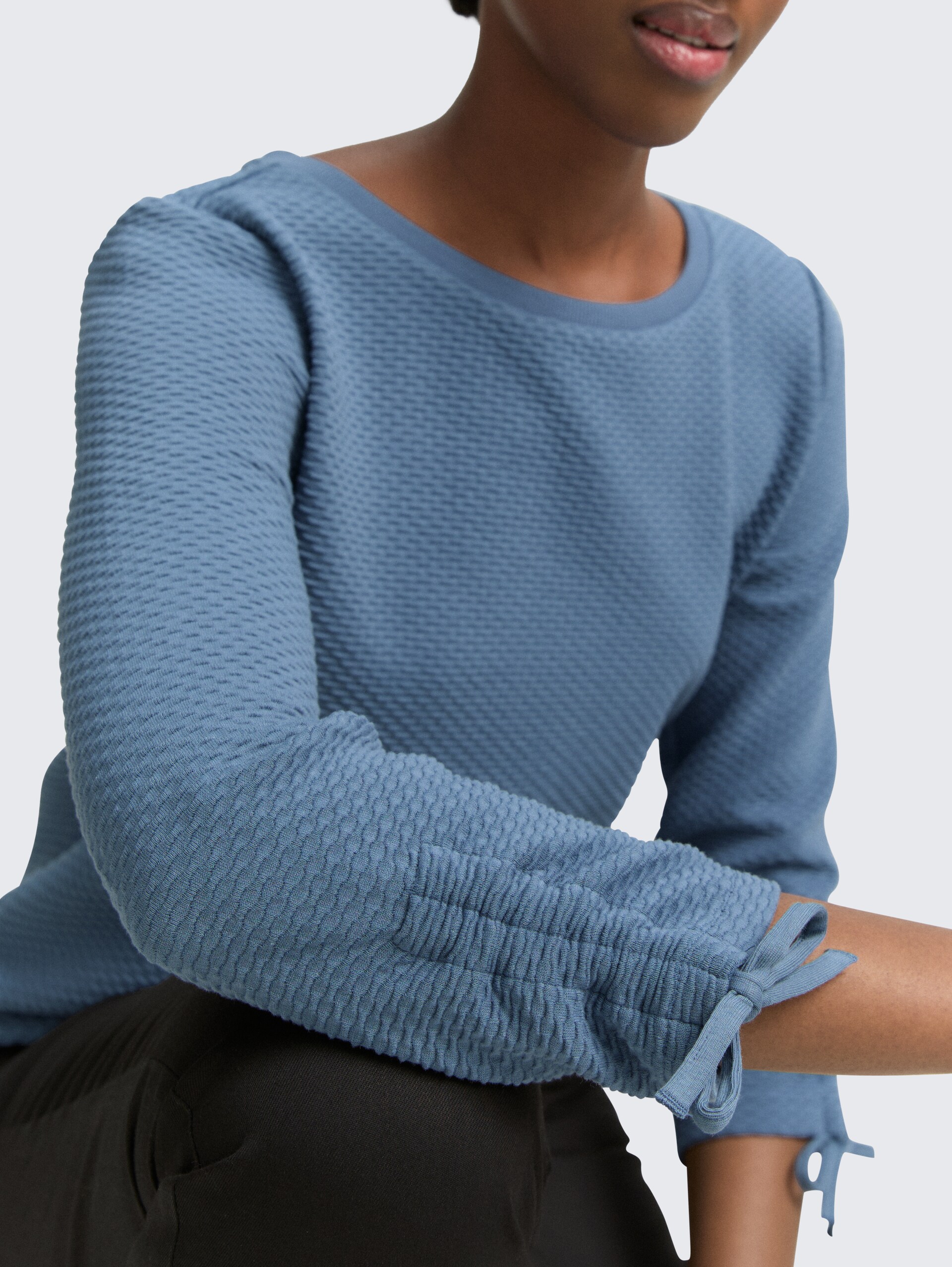 Slim Fit Sweatshirt mit Raffärmeln - dusty denim blue - Detail-Model-Ansicht