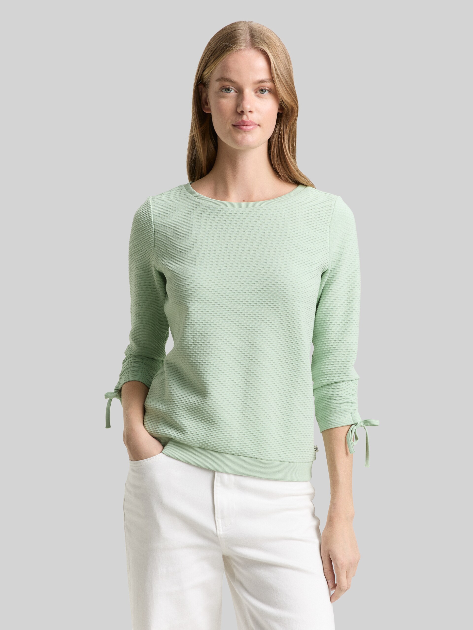 Slim Fit Sweatshirt mit Raffärmeln - light matcha green - Ausschnitt Model-Vorderansicht