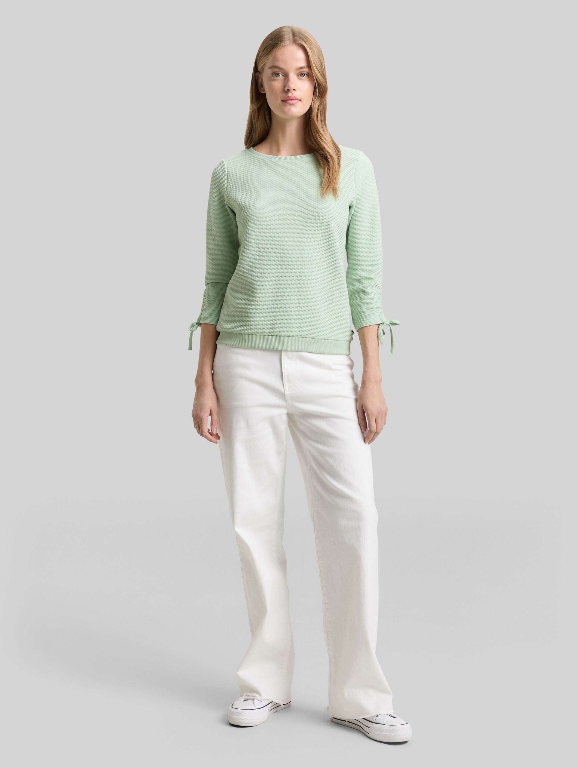 Slim Fit Sweatshirt mit Raffärmeln - light matcha green - Model-Vorderansicht
