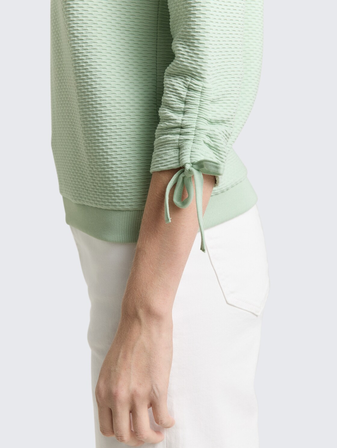 Slim Fit Sweatshirt mit Raffärmeln - light matcha green - Detail-Model-Ansicht