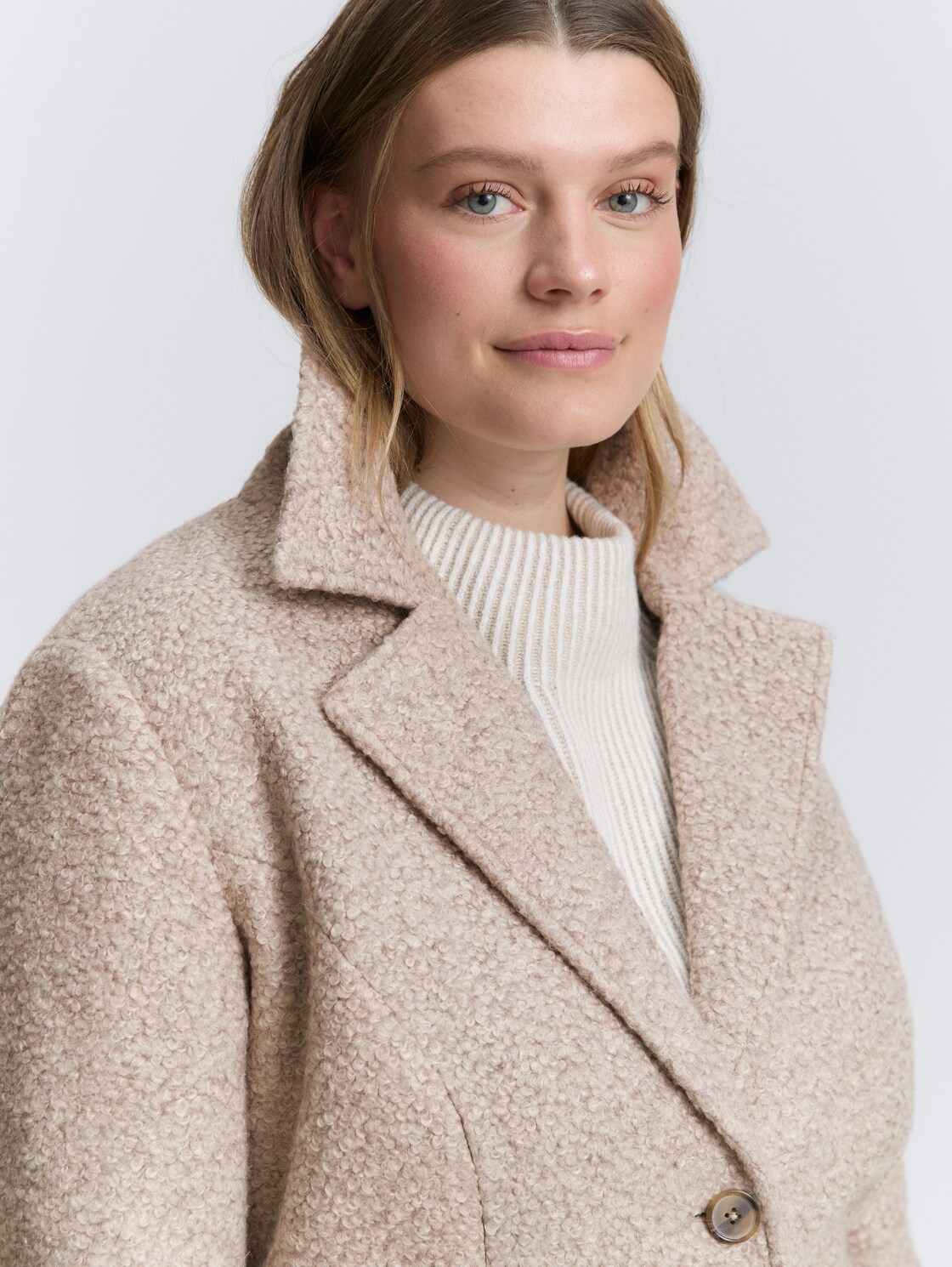 Plus Size - Bouclé Mantel mit Reverskragen - boucle beige melange - Detail-Model-Ansicht