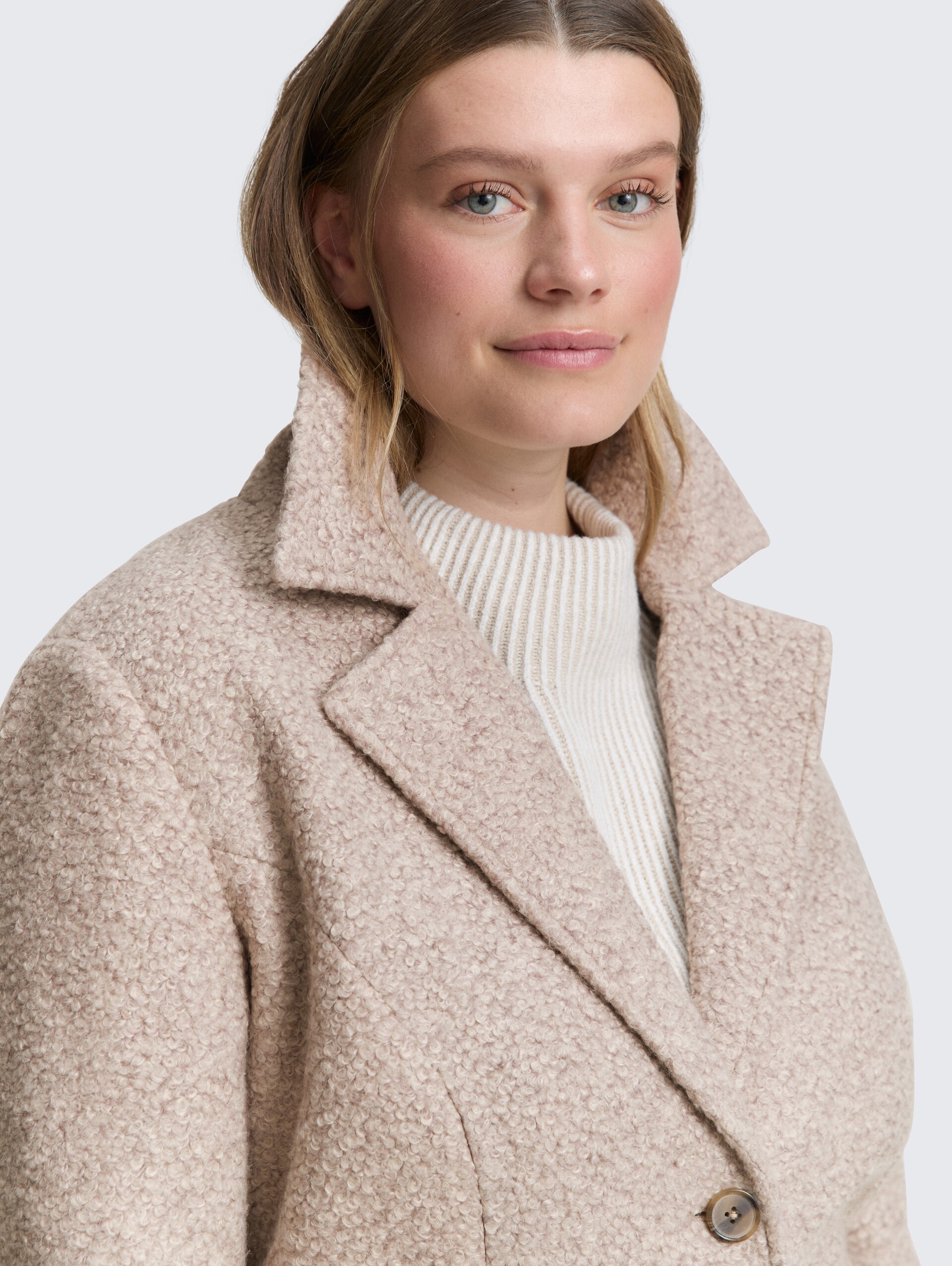 Plus Size - Bouclé Mantel mit Reverskragen - boucle beige melange - Detail-Model-Ansicht