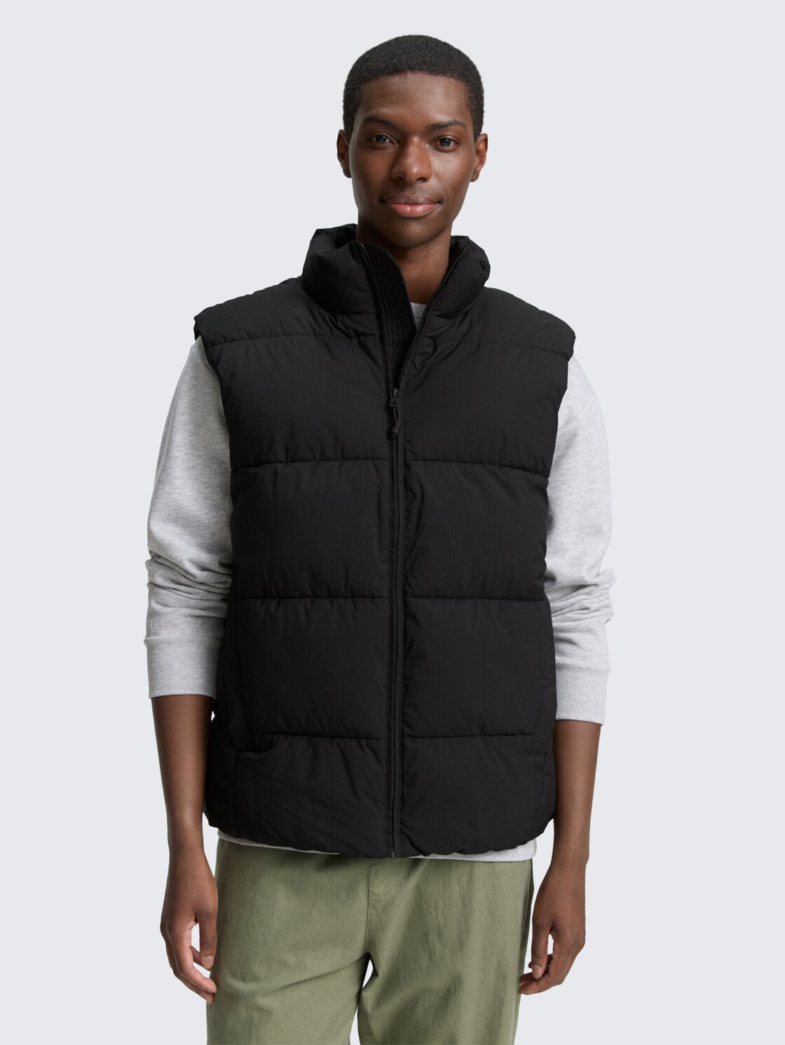 Puffer-Weste mit Stehkragen - Black - Model-Vorderansicht