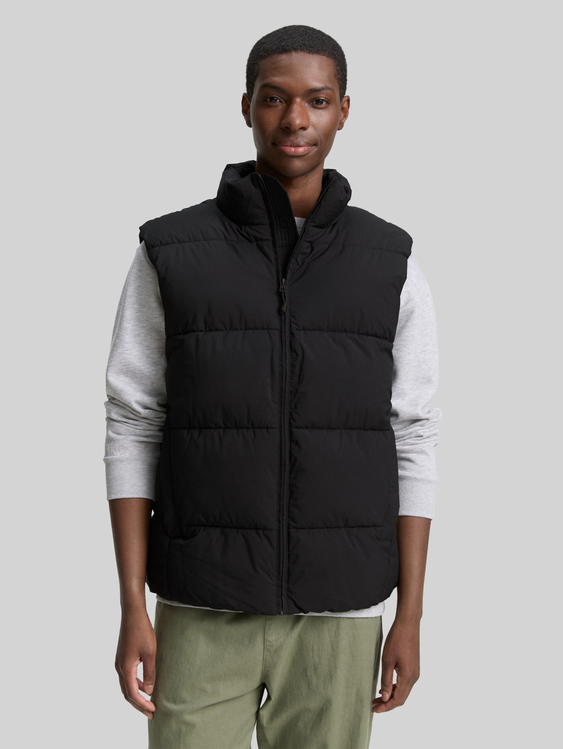 Puffer-Weste mit Stehkragen - Black - Model-Vorderansicht