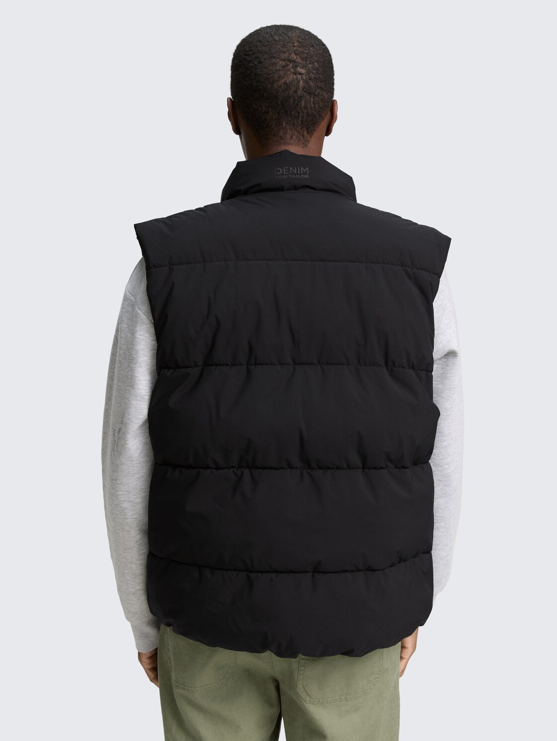 Puffer-Weste mit Stehkragen - Black - Model-Rückansicht
