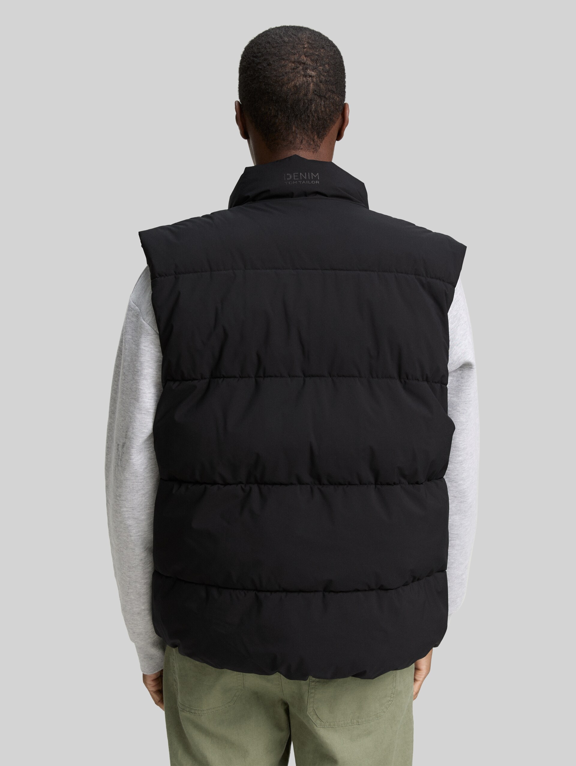 Puffer-Weste mit Stehkragen - Black - Model-Rückansicht