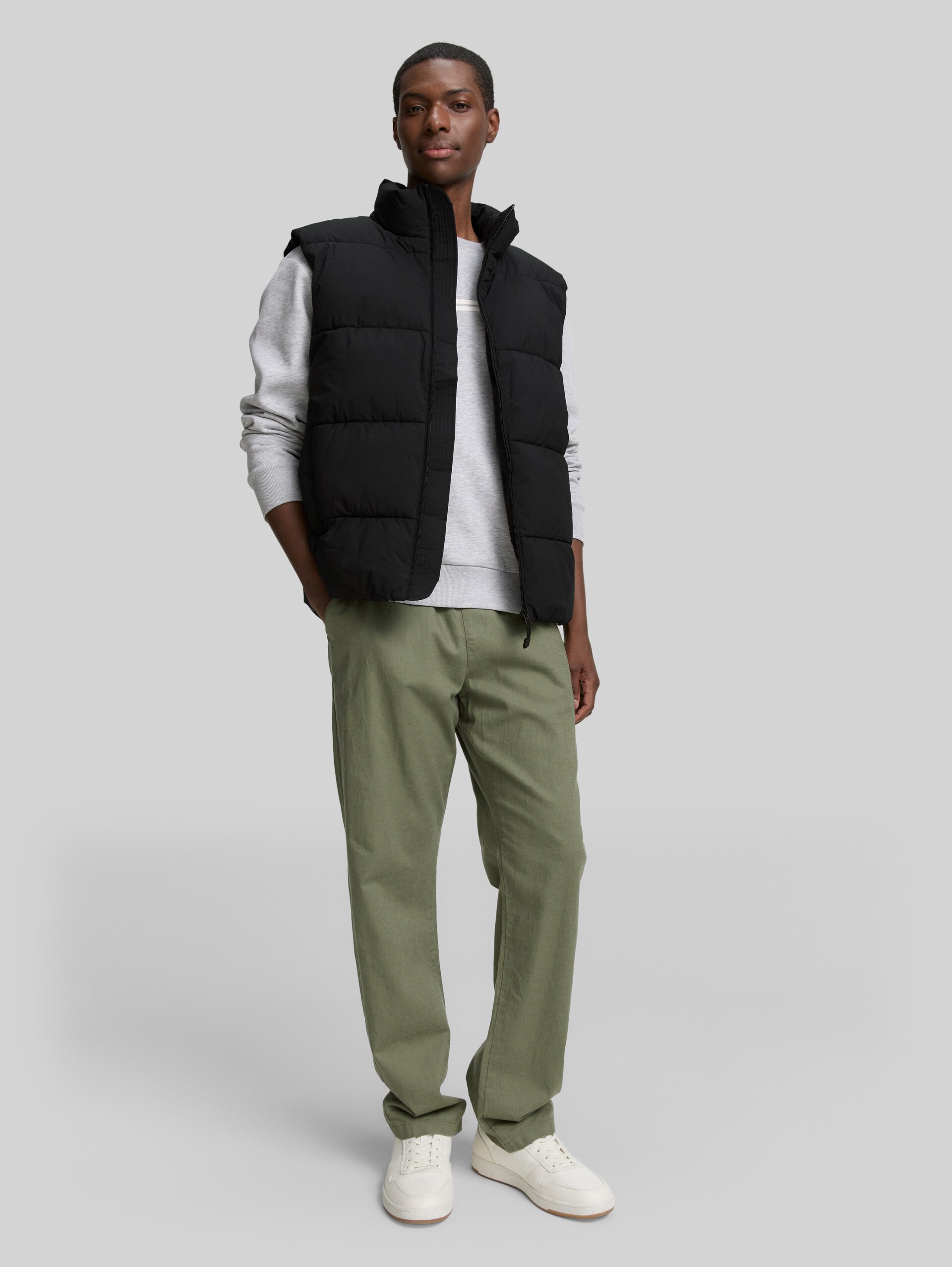 Puffer-Weste mit Stehkragen - Black - seitliche Model-Ansicht