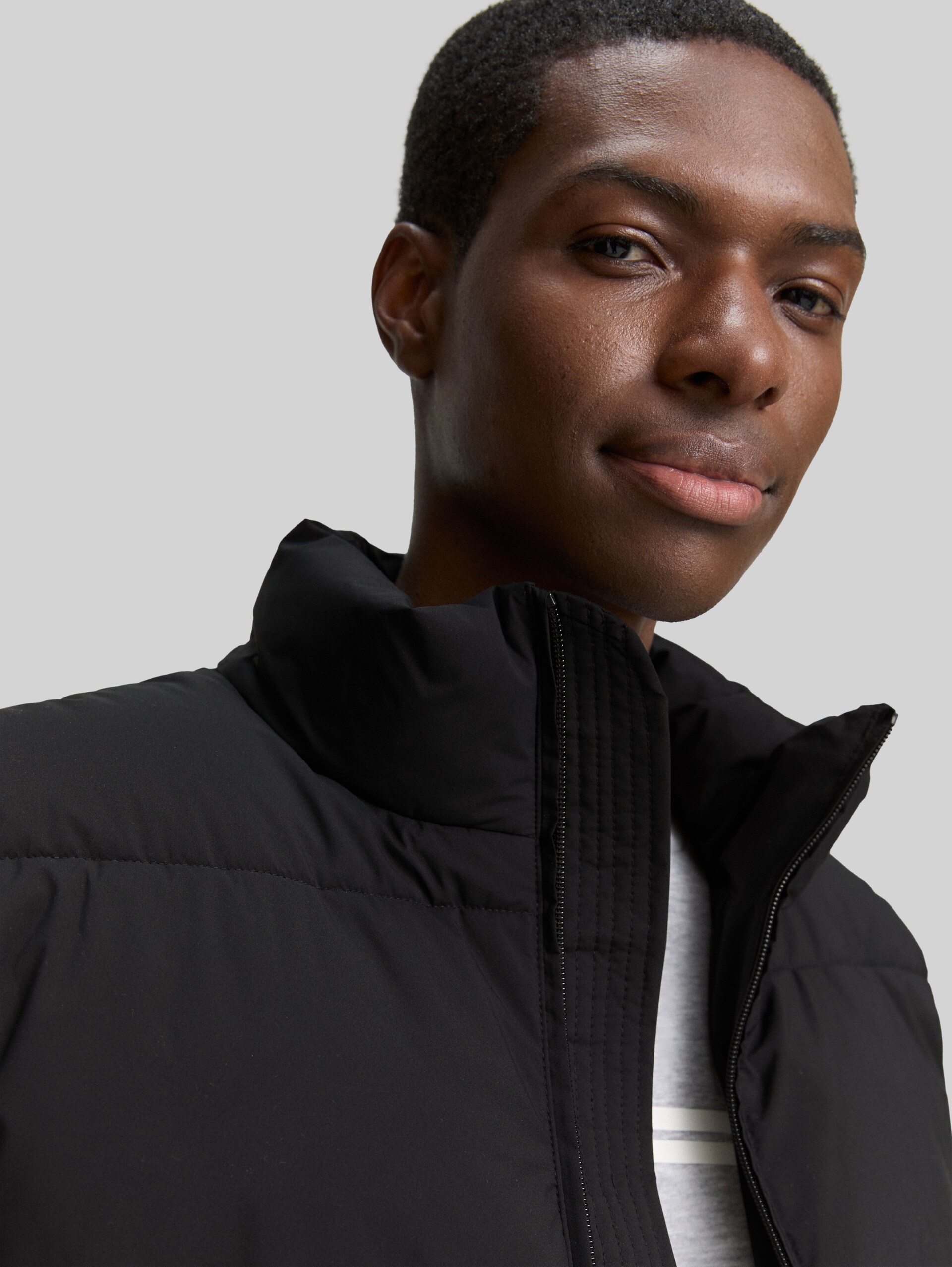 Puffer-Weste mit Stehkragen - Black - Detail-Model-Ansicht