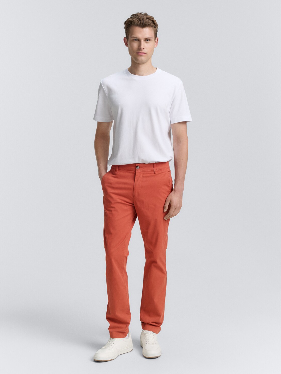 Regular Fit Chino Hose - rust red - Model-Vorderansicht
