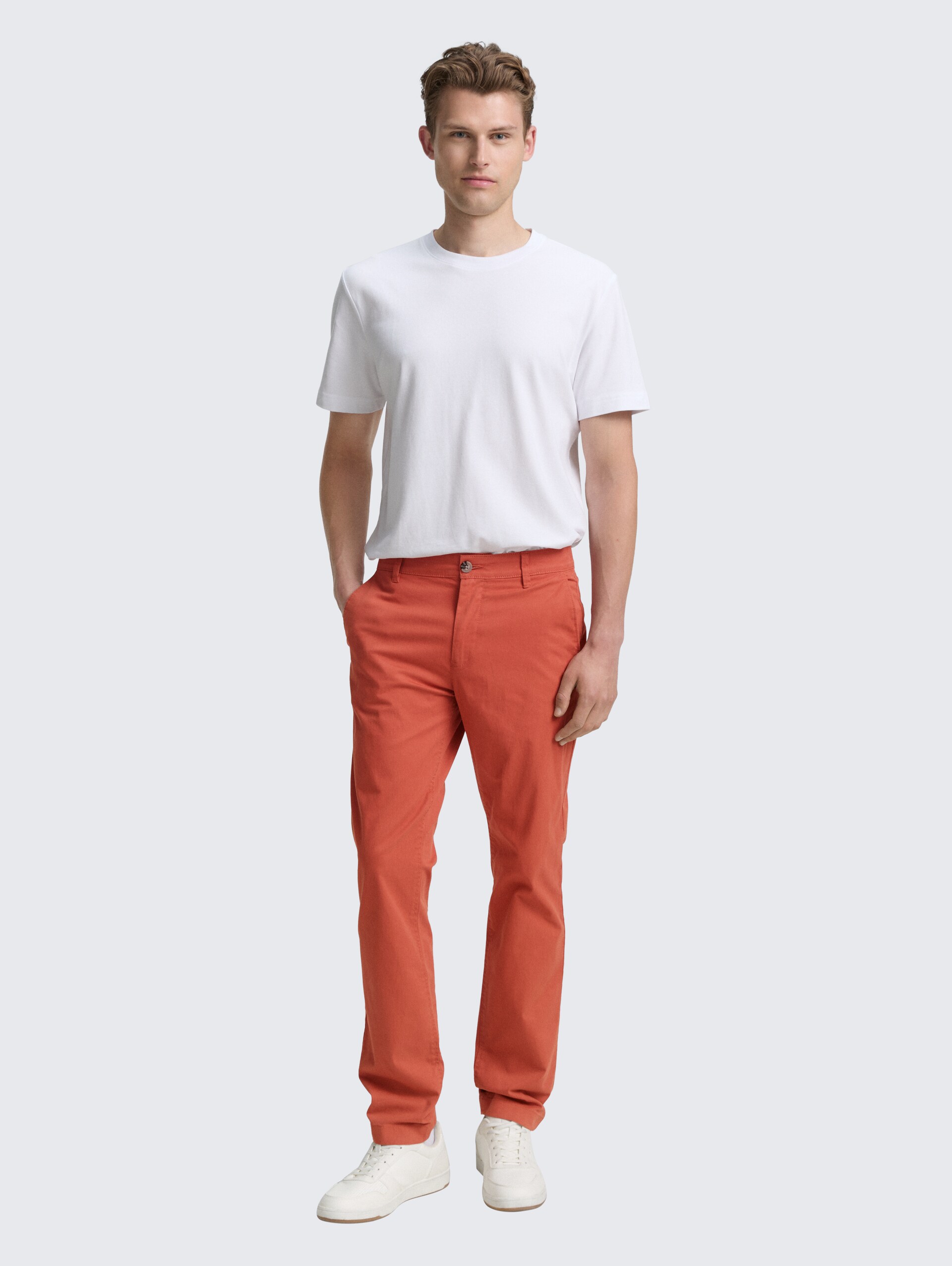 Regular Fit Chino Hose - rust red - Model-Vorderansicht
