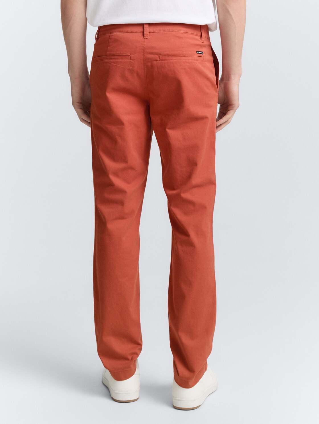 Regular Fit Chino Hose - rust red - Auschnitt Model-Rückansicht