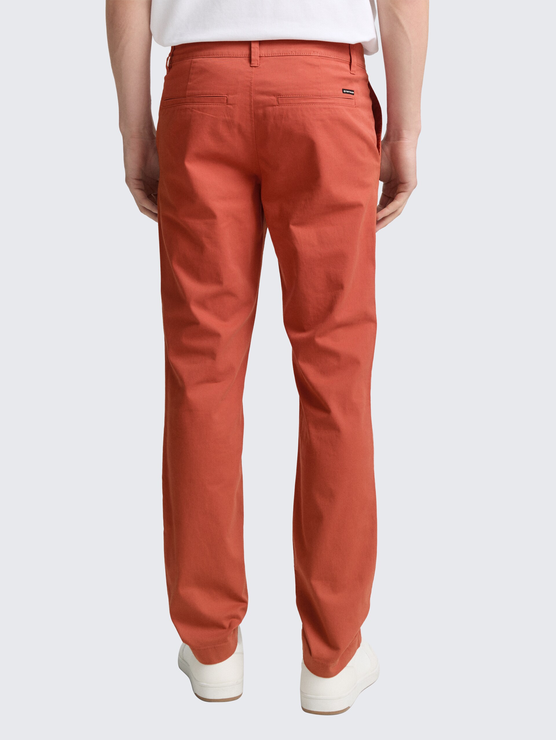 Regular Fit Chino Hose - rust red - Auschnitt Model-Rückansicht