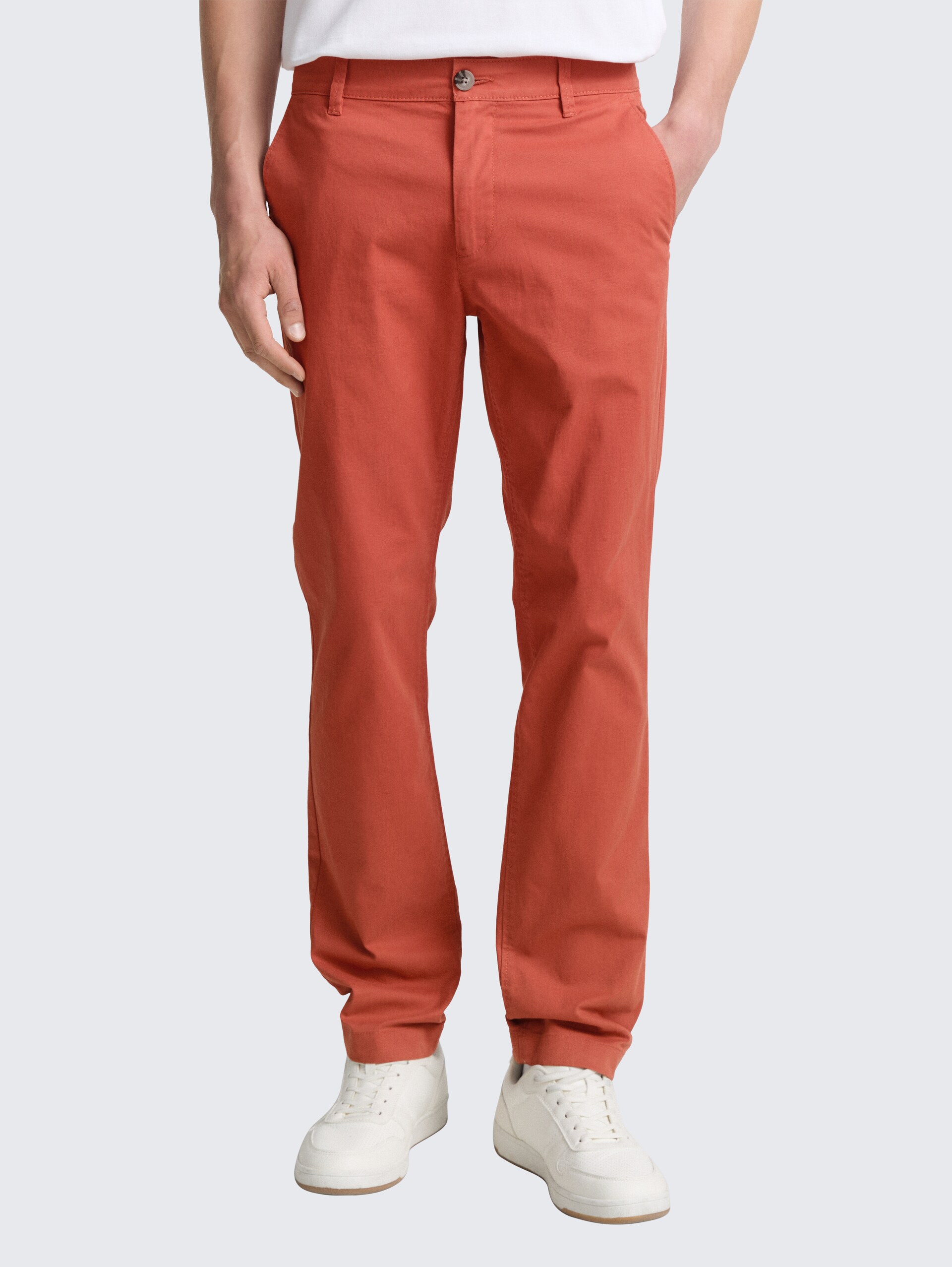 Regular Fit Chino Hose - rust red - Ausschnitt Model-Vorderansicht