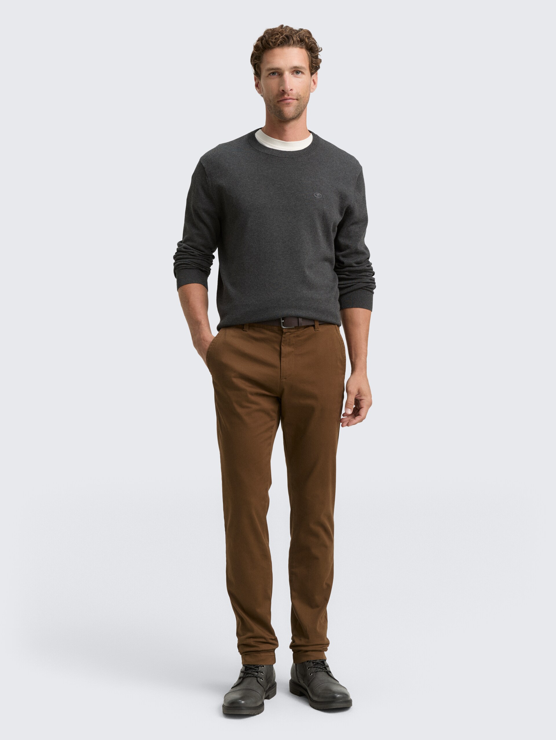 TTTRAVIS Slim Chino mit Gürtel - dark palm - Model-Vorderansicht