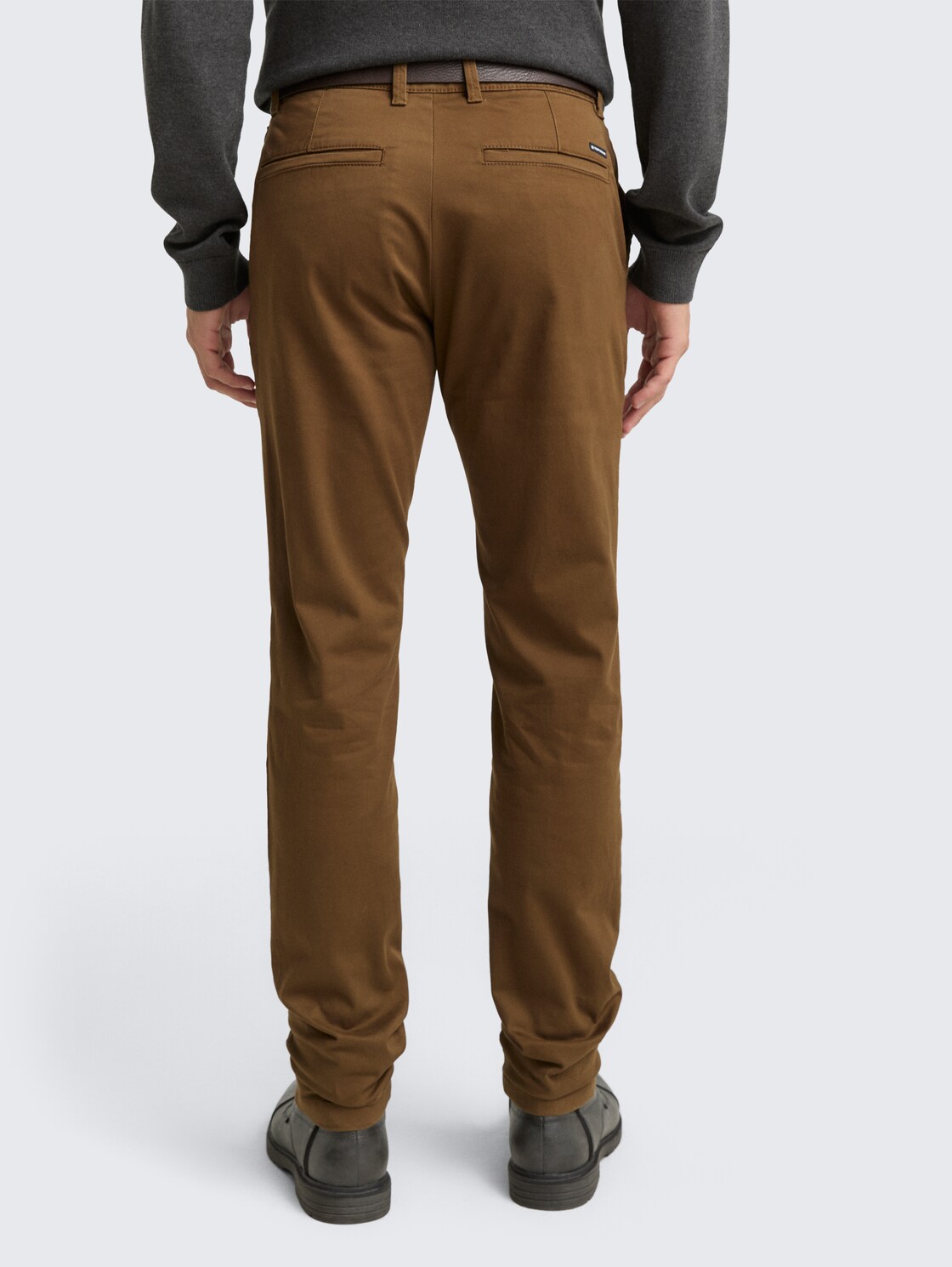 TTTRAVIS Slim Chino mit Gürtel - dark palm - Auschnitt Model-Rückansicht