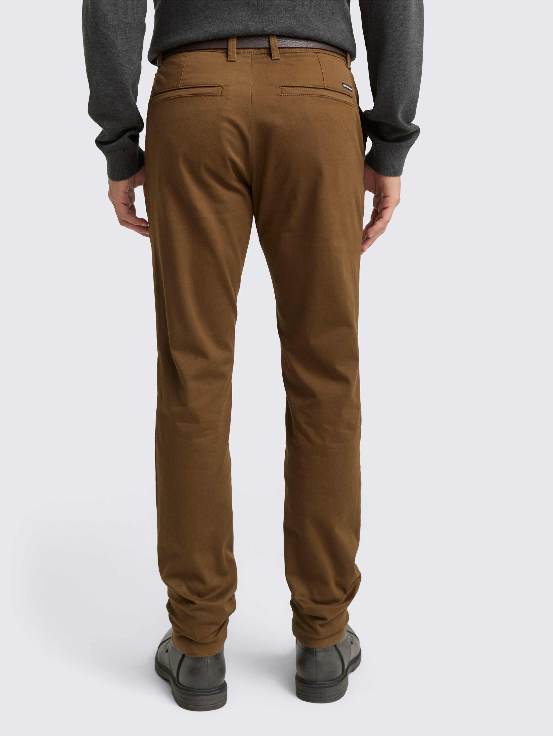 TTTRAVIS Slim Chino mit Gürtel - dark palm - Auschnitt Model-Rückansicht