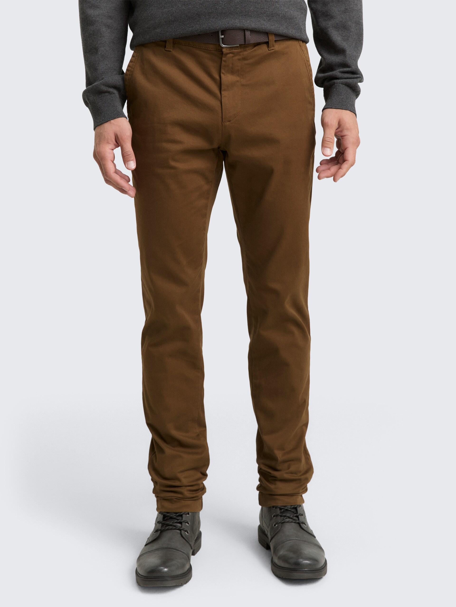 TTTRAVIS Slim Chino mit Gürtel - dark palm - Ausschnitt Model-Vorderansicht