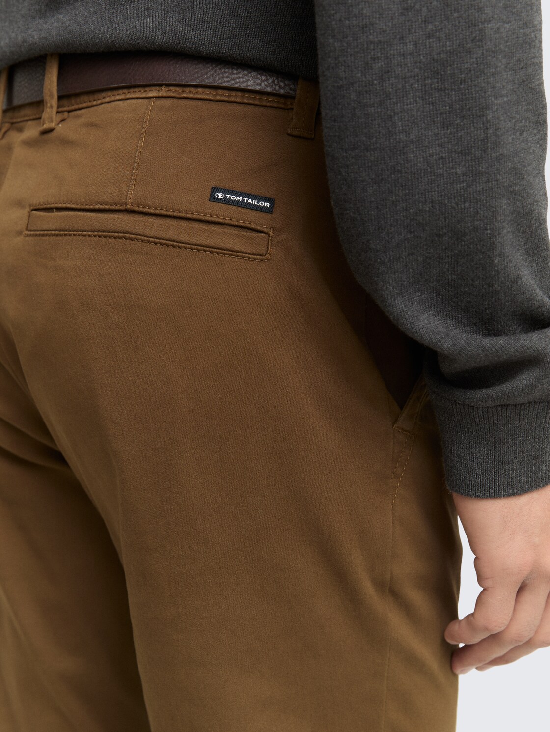 TTTRAVIS Slim Chino mit Gürtel - dark palm - Detail-Model-Ansicht