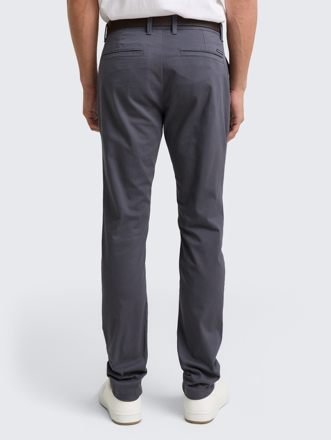 TTTRAVIS Slim Chino mit Gürtel - classic dark grey - Auschnitt Model-Rückansicht