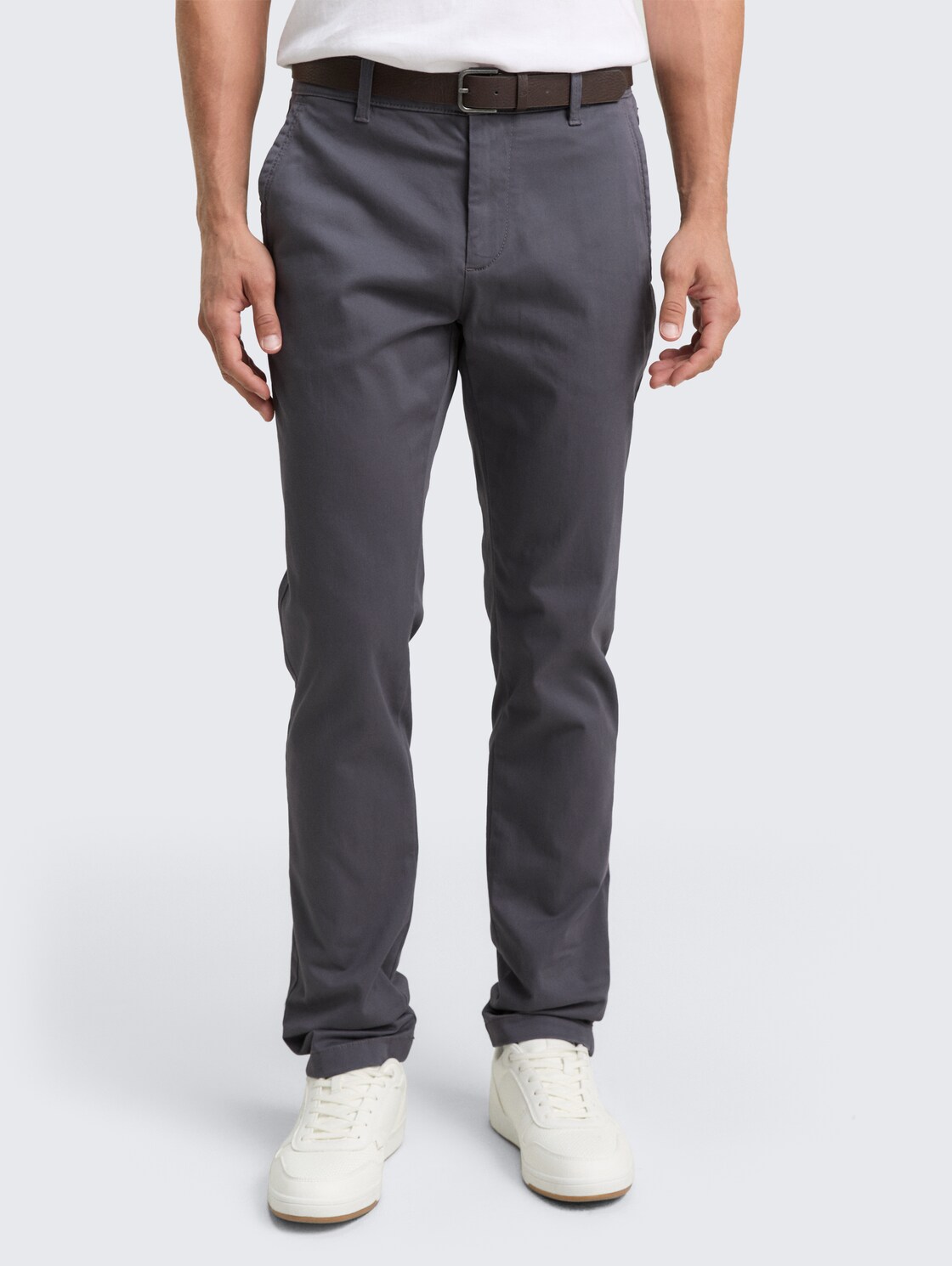 TTTRAVIS Slim Chino mit Gürtel - classic dark grey - Ausschnitt Model-Vorderansicht