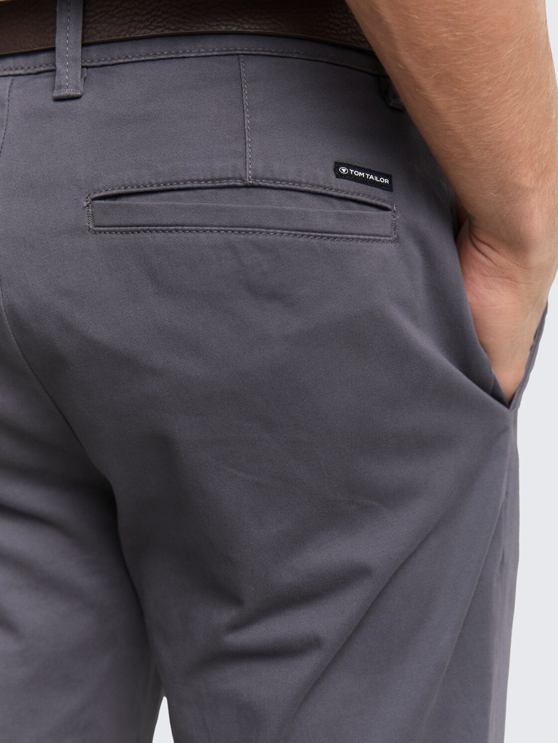 TTTRAVIS Slim Chino mit Gürtel - classic dark grey - Detail-Model-Ansicht