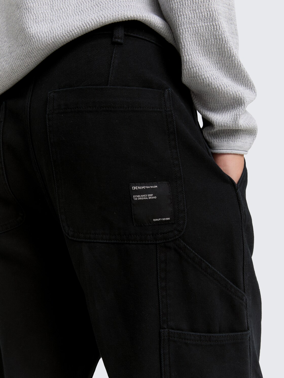 TTLoose Jeans im Utility-Look - Black - Detail-Model-Ansicht