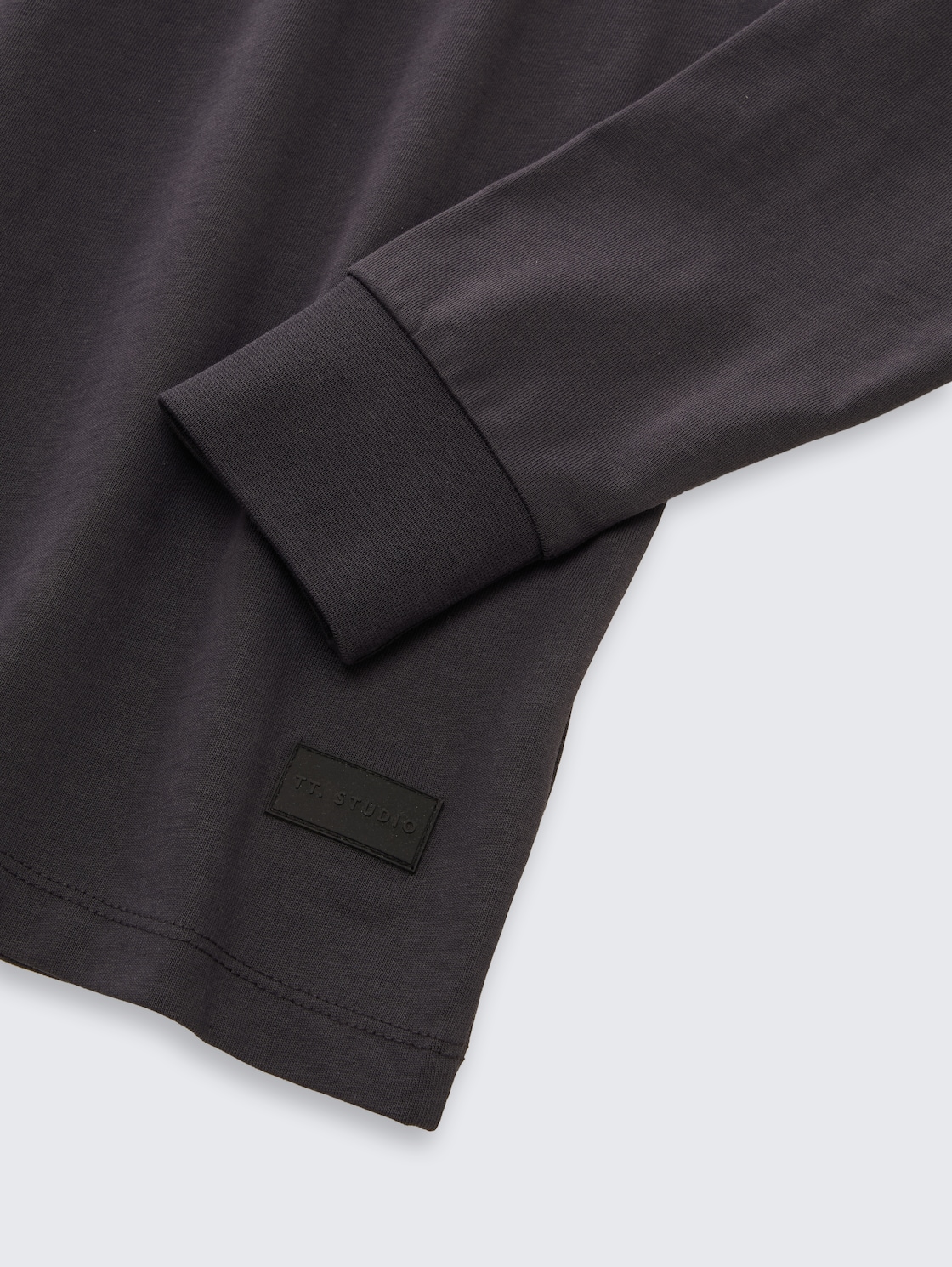 Oversize Langarmshirt - coal grey - Detail-Model-Ansicht