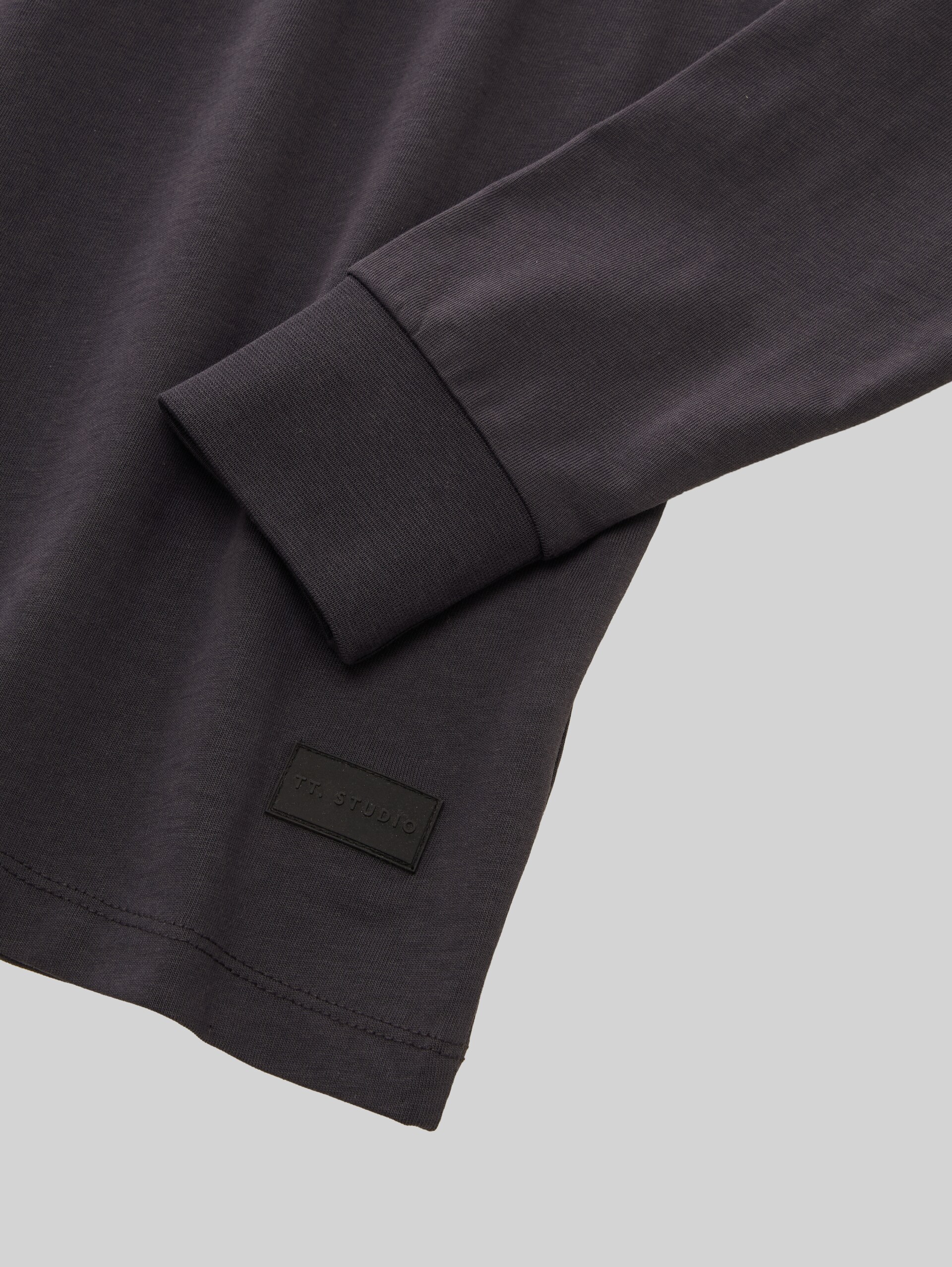 Oversize long-sleeved shirt - coal grey - Detail model view