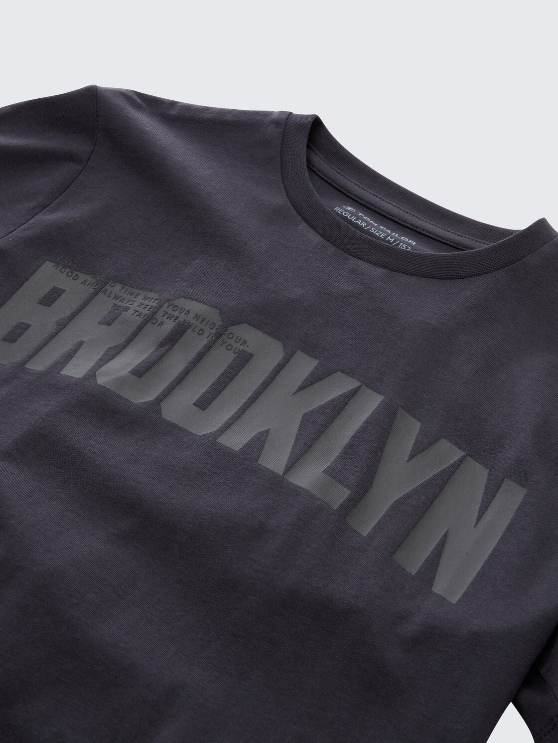 T-shirt met tekstopdruk - coal grey - Detailaanzicht model